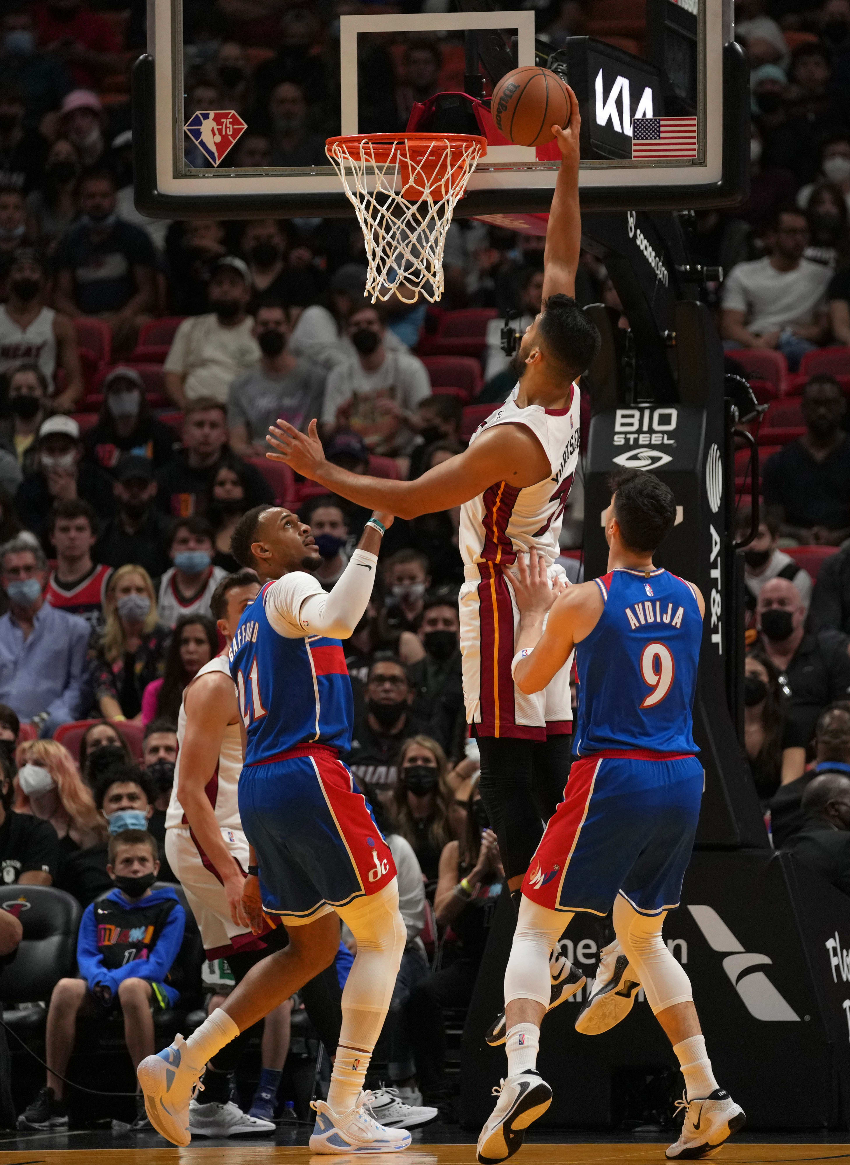 דני אבדיה ושחקני וושינגטון מול מיאמי