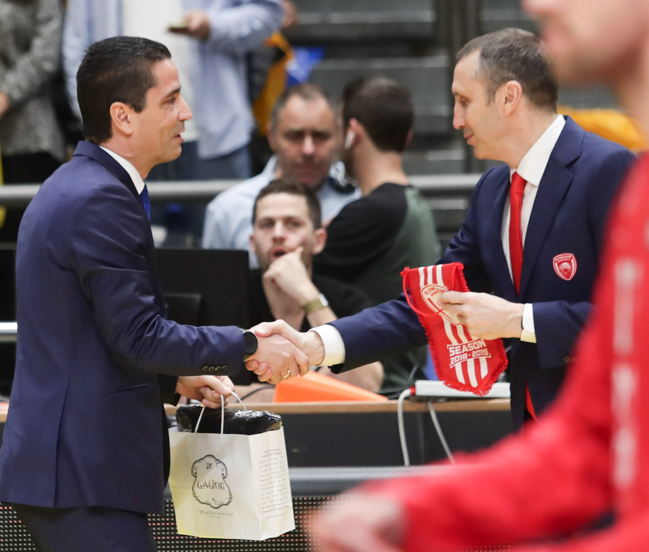 יאניס ספרופולוס מאמן מכבי תל אביב עם דיוויד בלאט מאמן אולימפיאקוס