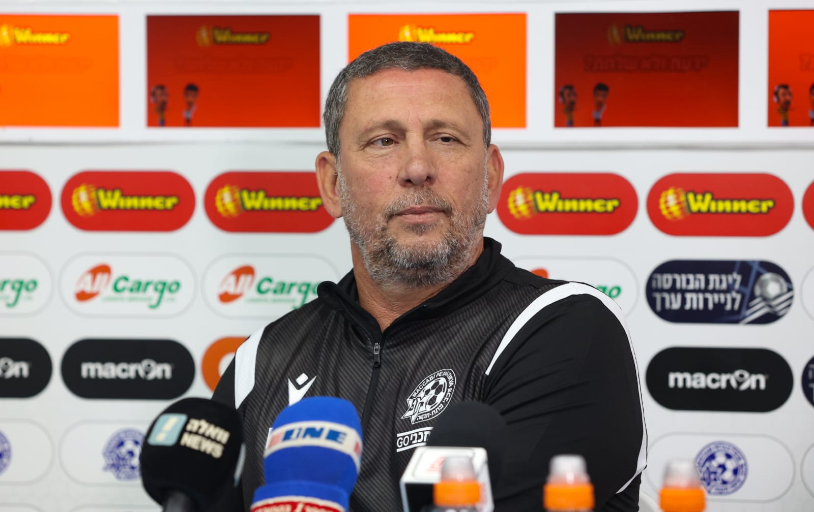 ניר קלינגר מוצג כמאמן מכבי פתח תקוה עם אבי לוזון