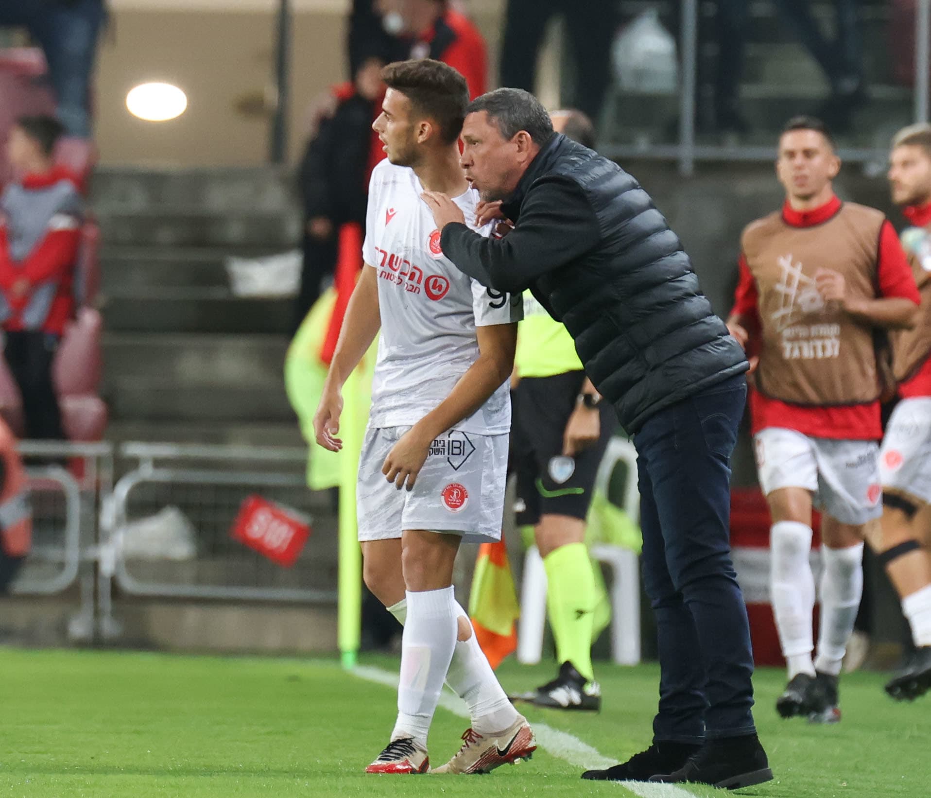 מאמן הפועל תל אביב, ניר קלינגר, עם דני גרופר