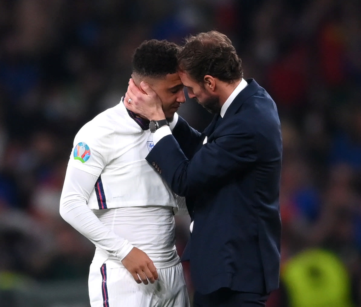 גארת' סאות'גייט מאמן נבחרת אנגליה מחבק את ג'יידון סאנצ'ו