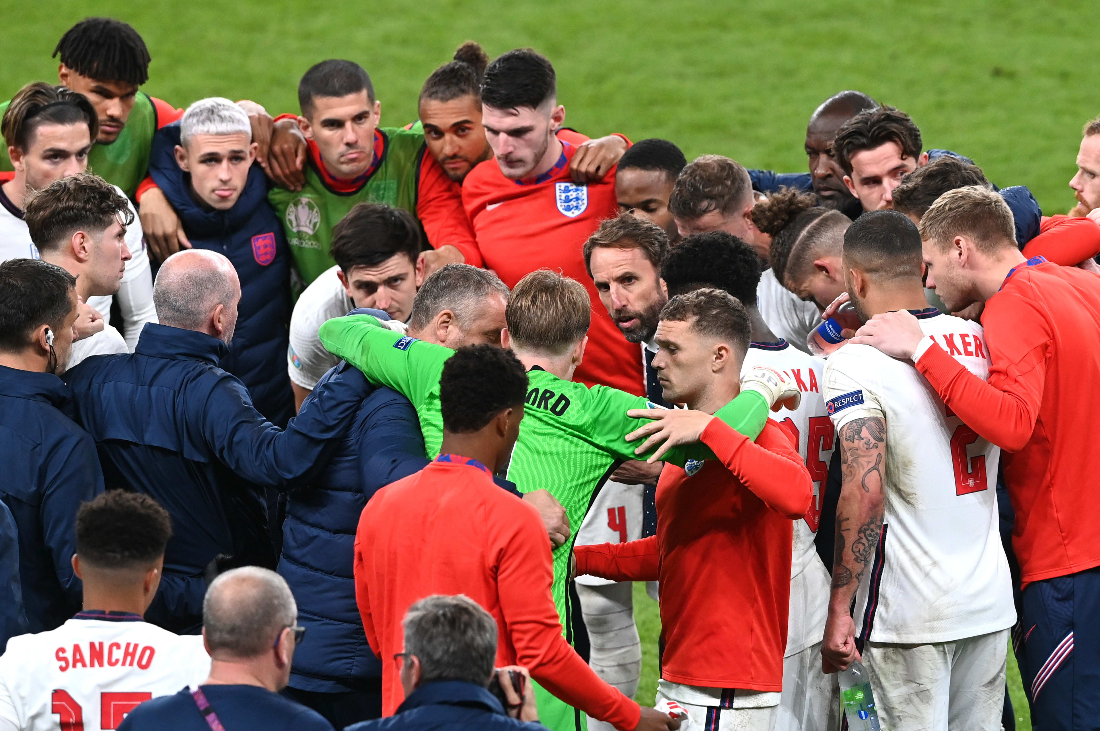 גארת' סאות'גייט מאמן נבחרת אנגליה מתדרך את שחקניו