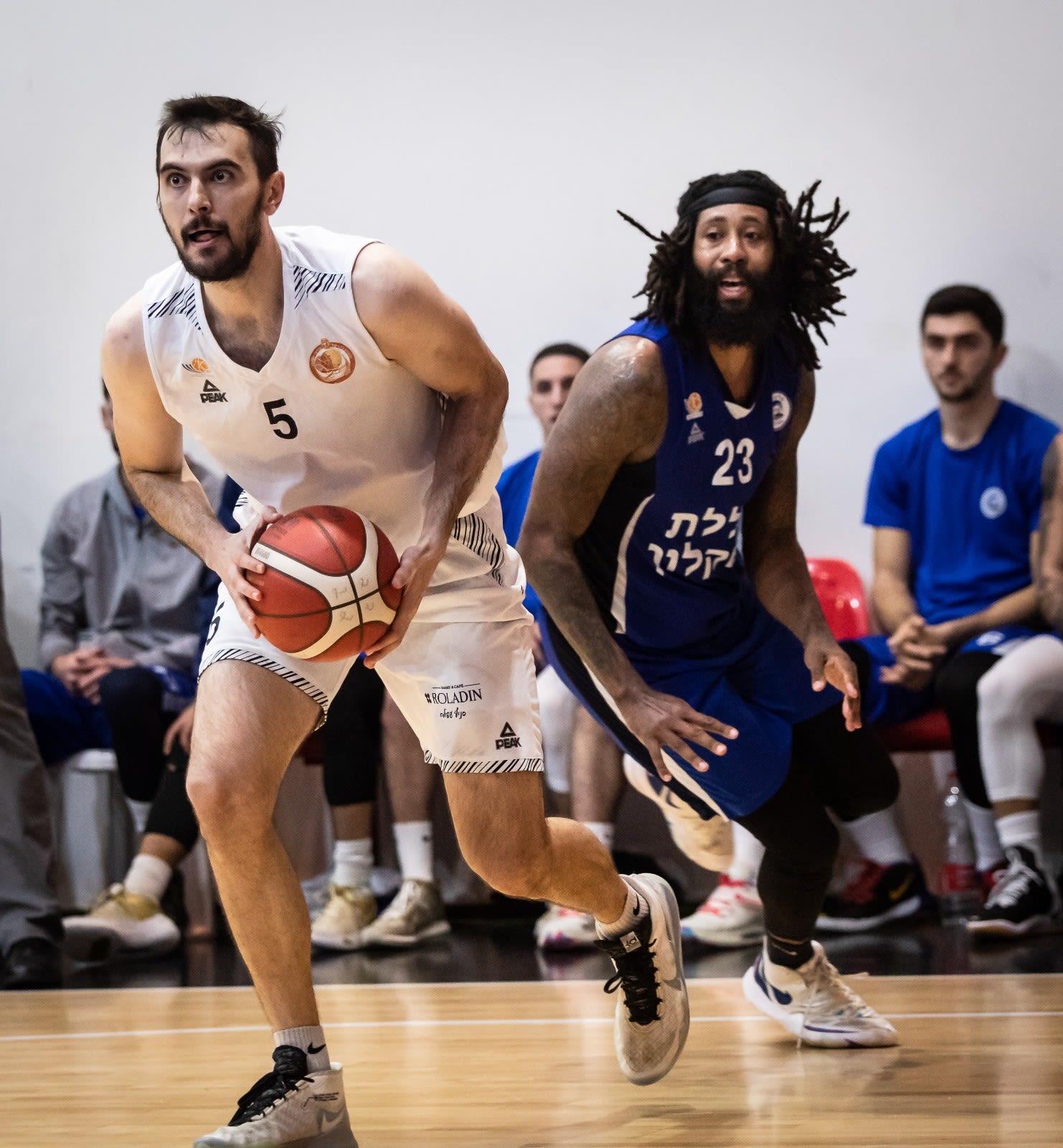 שחקן הפועל עפולה אנטון שוטבין מול שחקן אליצור איתו אשקלון ג'יירוס הולדר