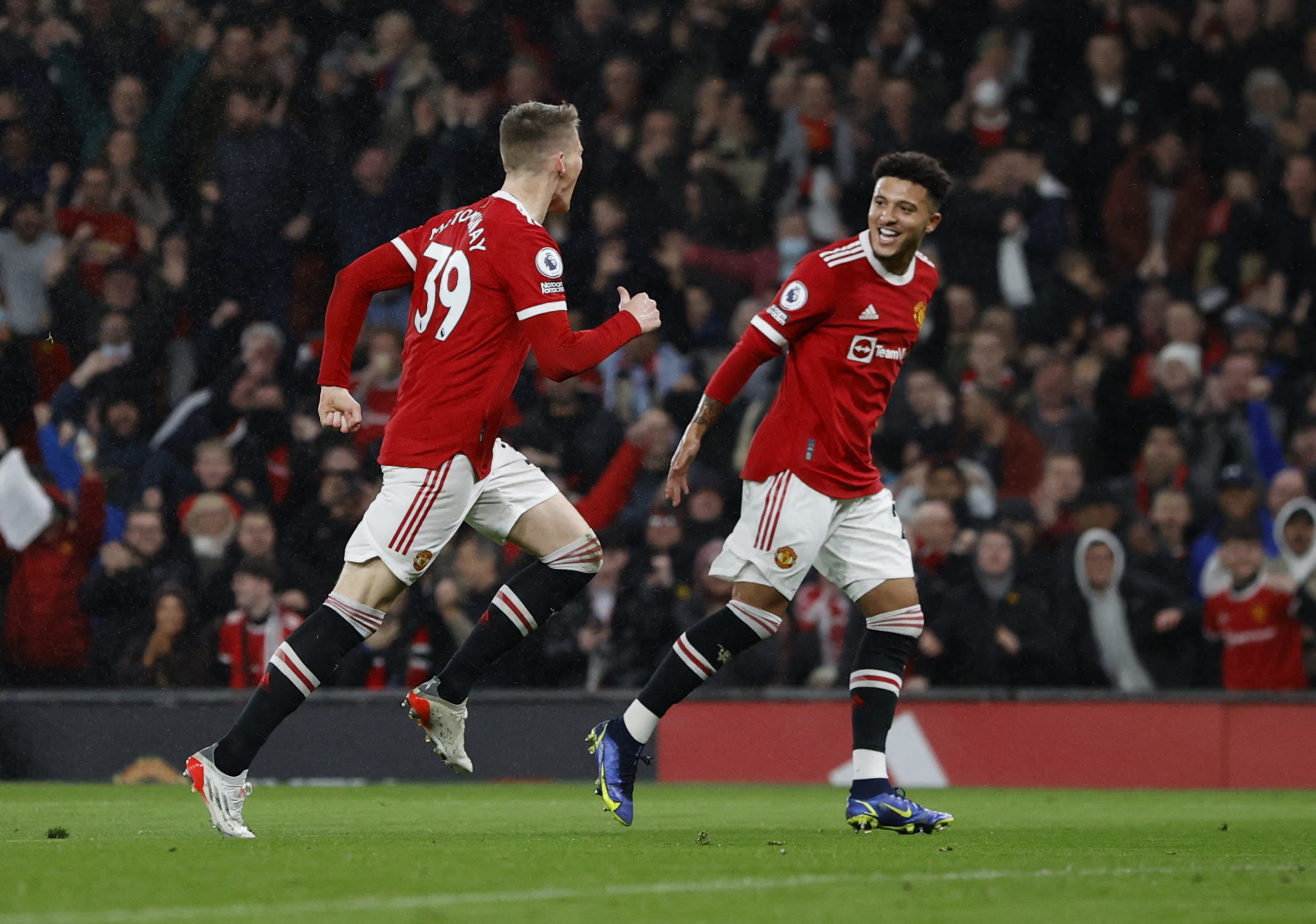 סקוט מקטומיניי שחקן מנצ'סטר יונייטד חוגג עם ג'יידון סאנצ'ו