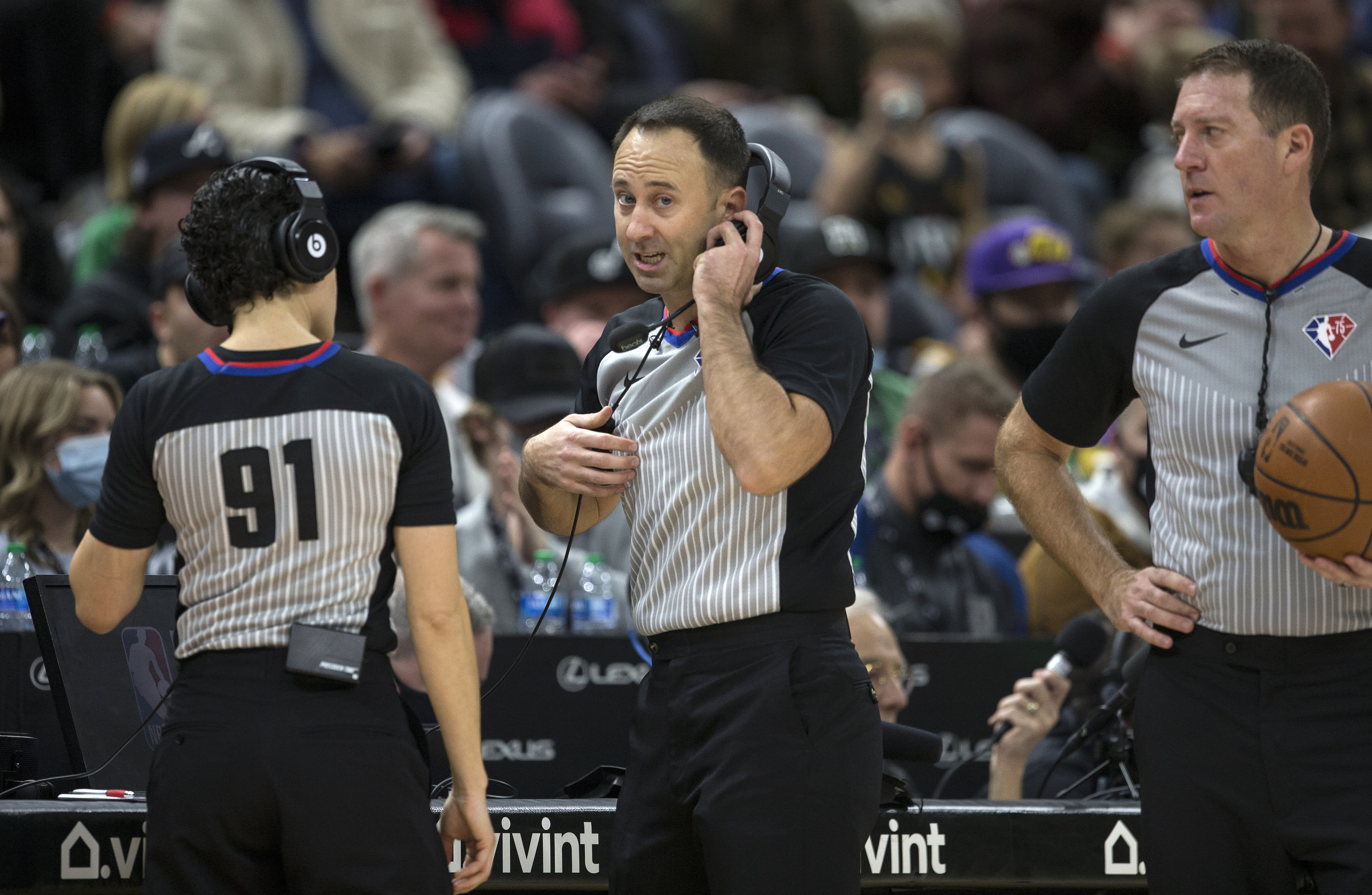 שופטי ה-NBA ברנט ברנאקי, שריל פלורס, קיין פיצג'ראלד