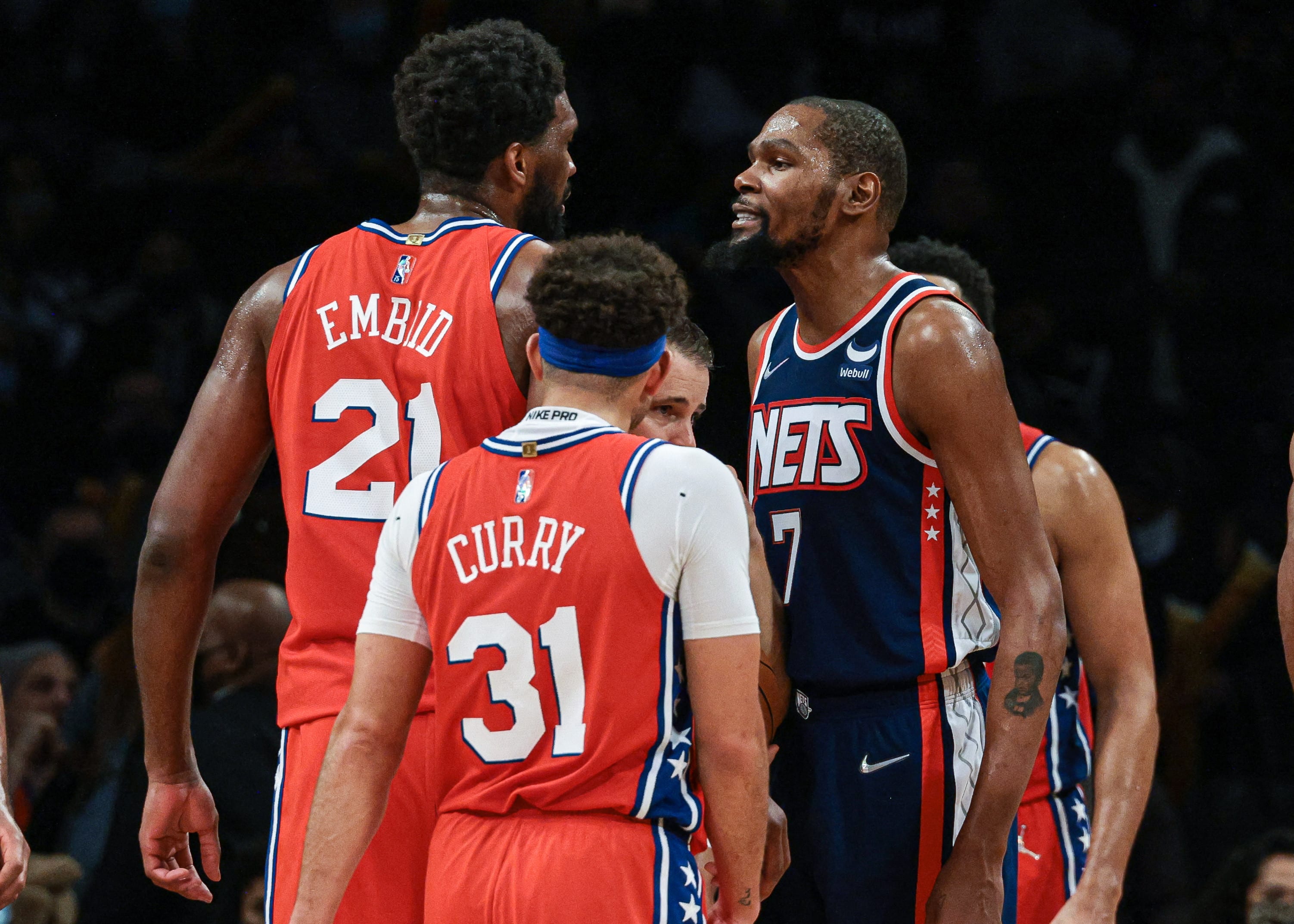 שחקן פילדלפיה סיקסרס ג'ואל אמביד עם שחקן ברוקלין נטס קווין דוראנט