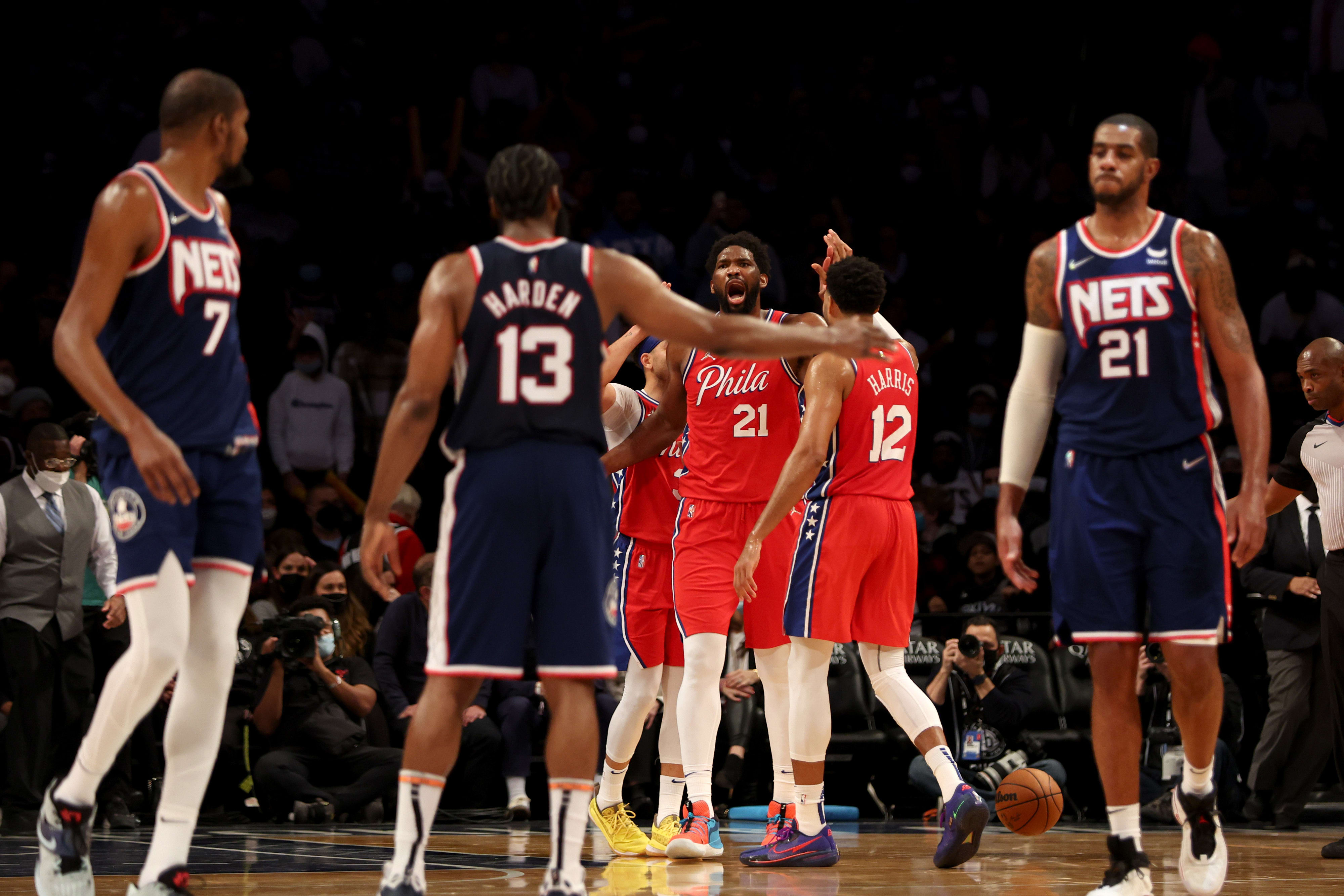 שחקן פילדלפיה סיקסרס ג'ואל אמביד עם שחקן ברוקלין נטס קווין דוראנט