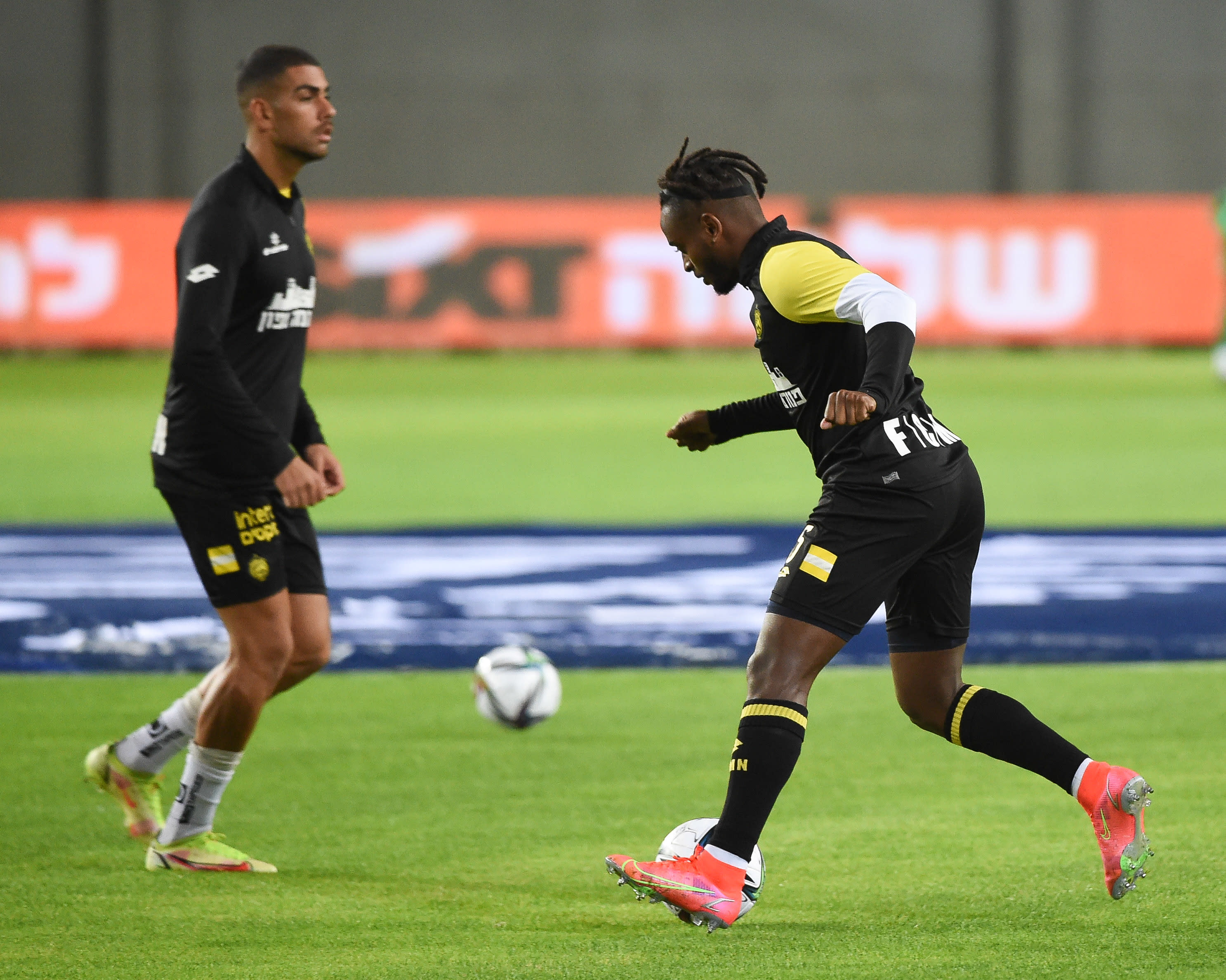 אביב אברהם שחקן מכבי נתניה בחימום