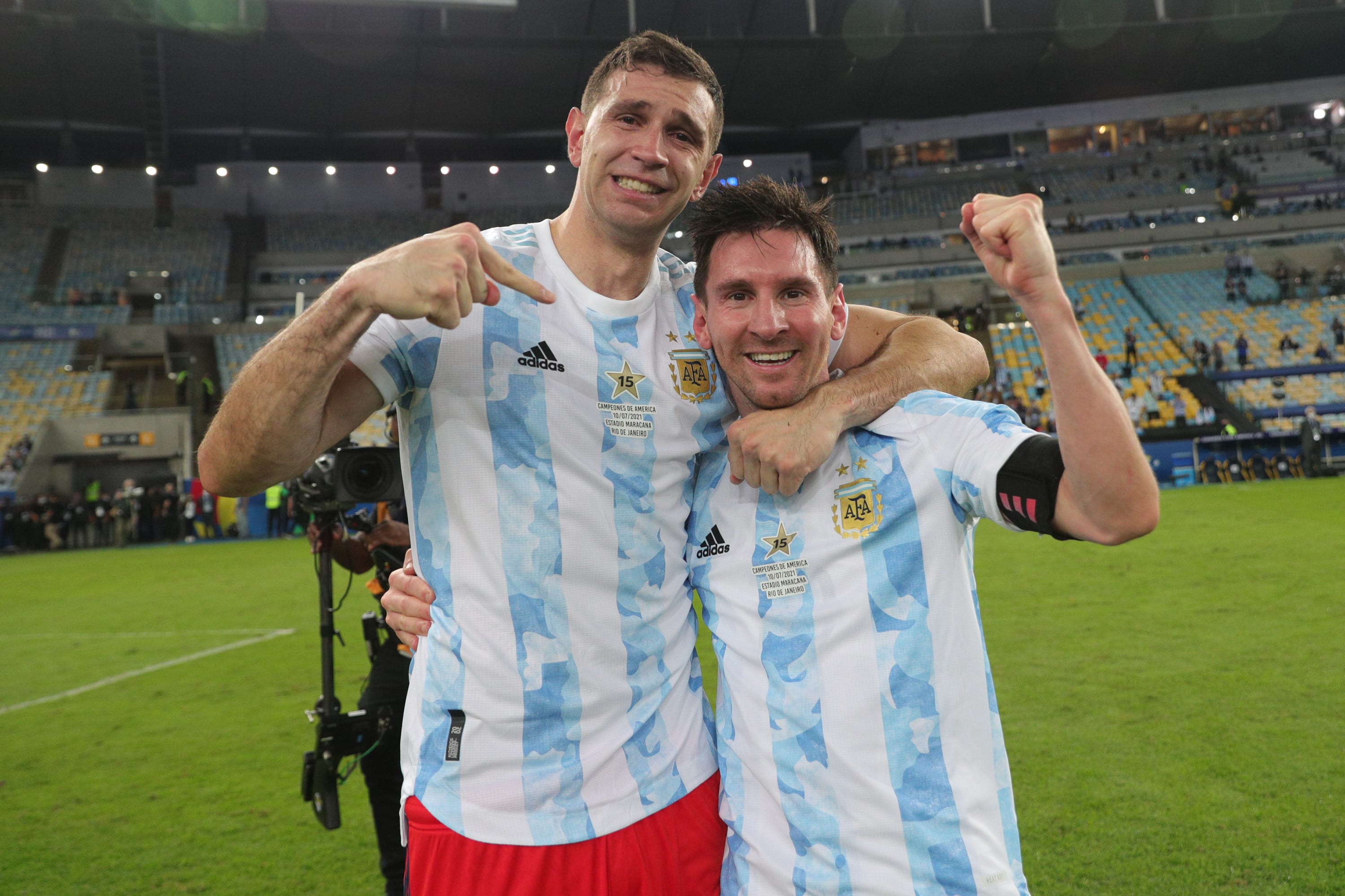 ליאונל מסי קפטן נבחרת ארגנטינה עם השוער אמיליאנו מרטינס, קופה אמריקה 2021