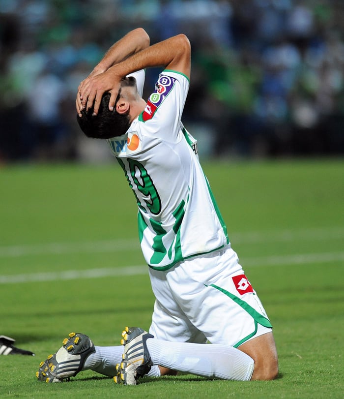 חלוץ מכבי חיפה שלומי ארבייטמן אוחז את ראשו לאחר אובדן האליפות