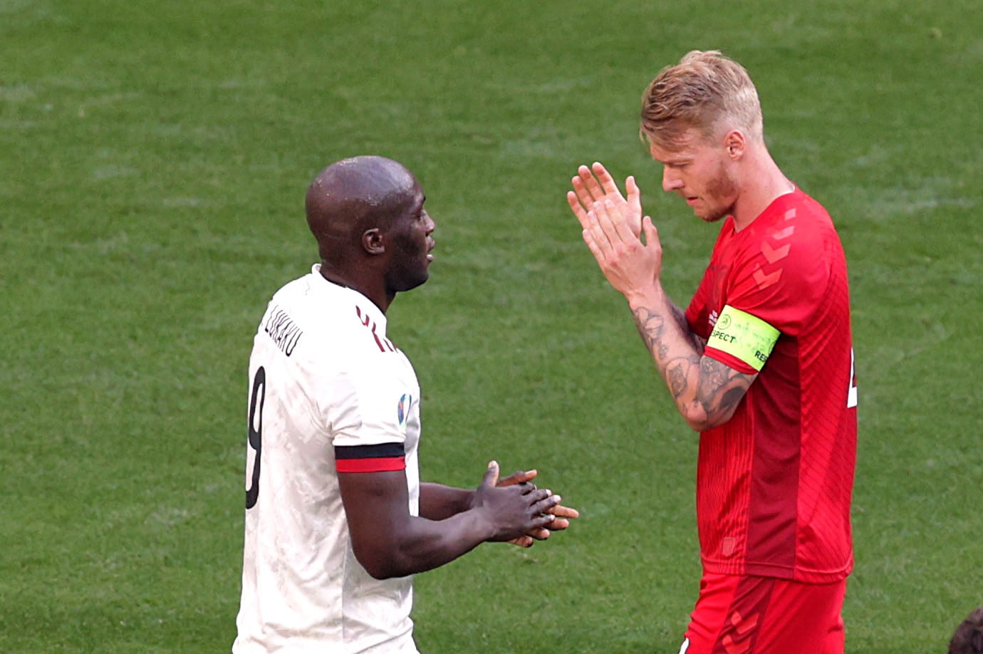 סימון קיאר שחקן נבחרת דנמרק עם רומלו לוקאקו שחקן נבחרת בלגיה מוחאים כפיים לכבוד כריסטיאן אריקסן