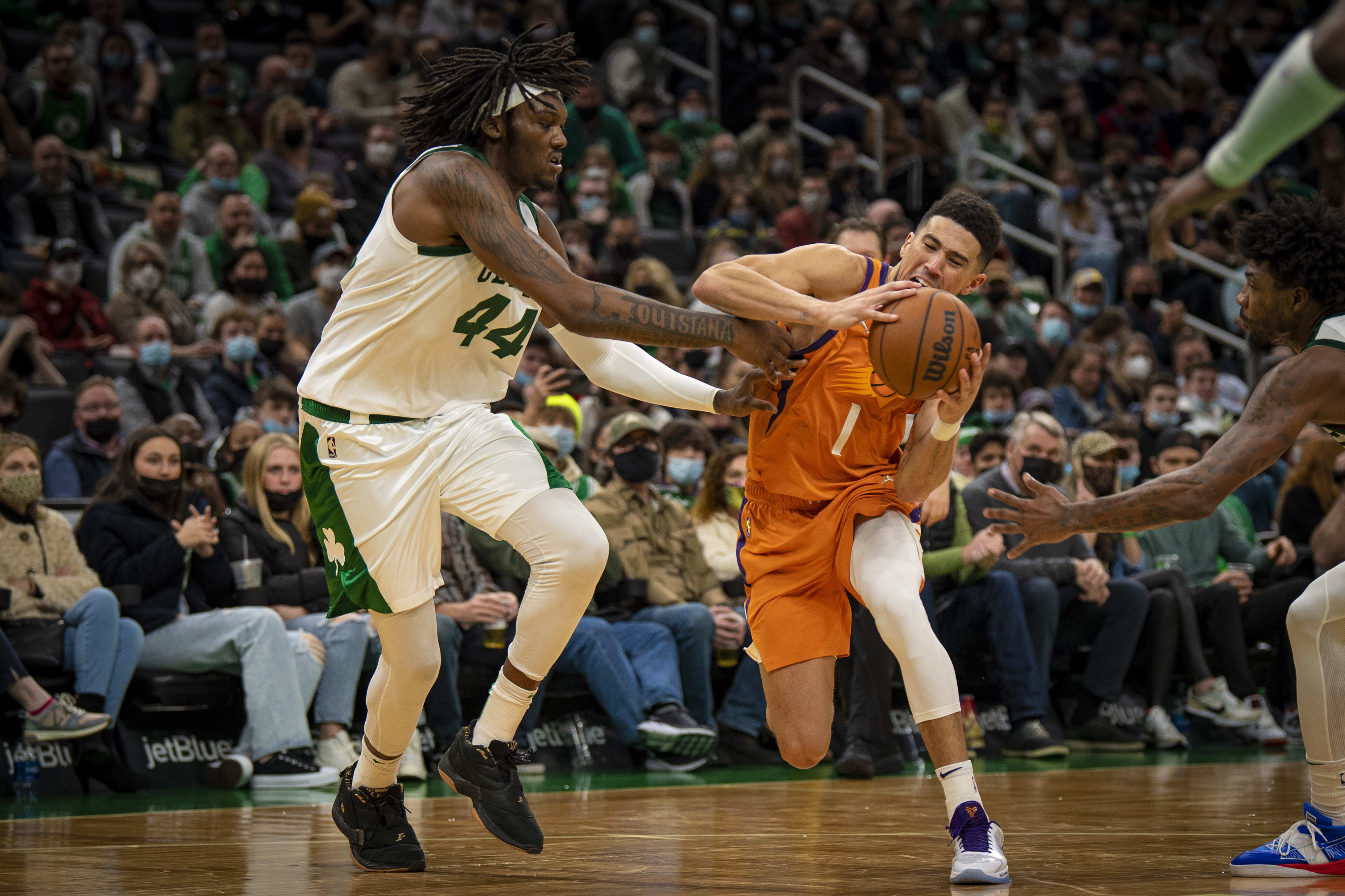 שחקן פיניקס סאנס דווין בוקר מול שחקן בוסטון סלטיקס רוברט וויליאמס