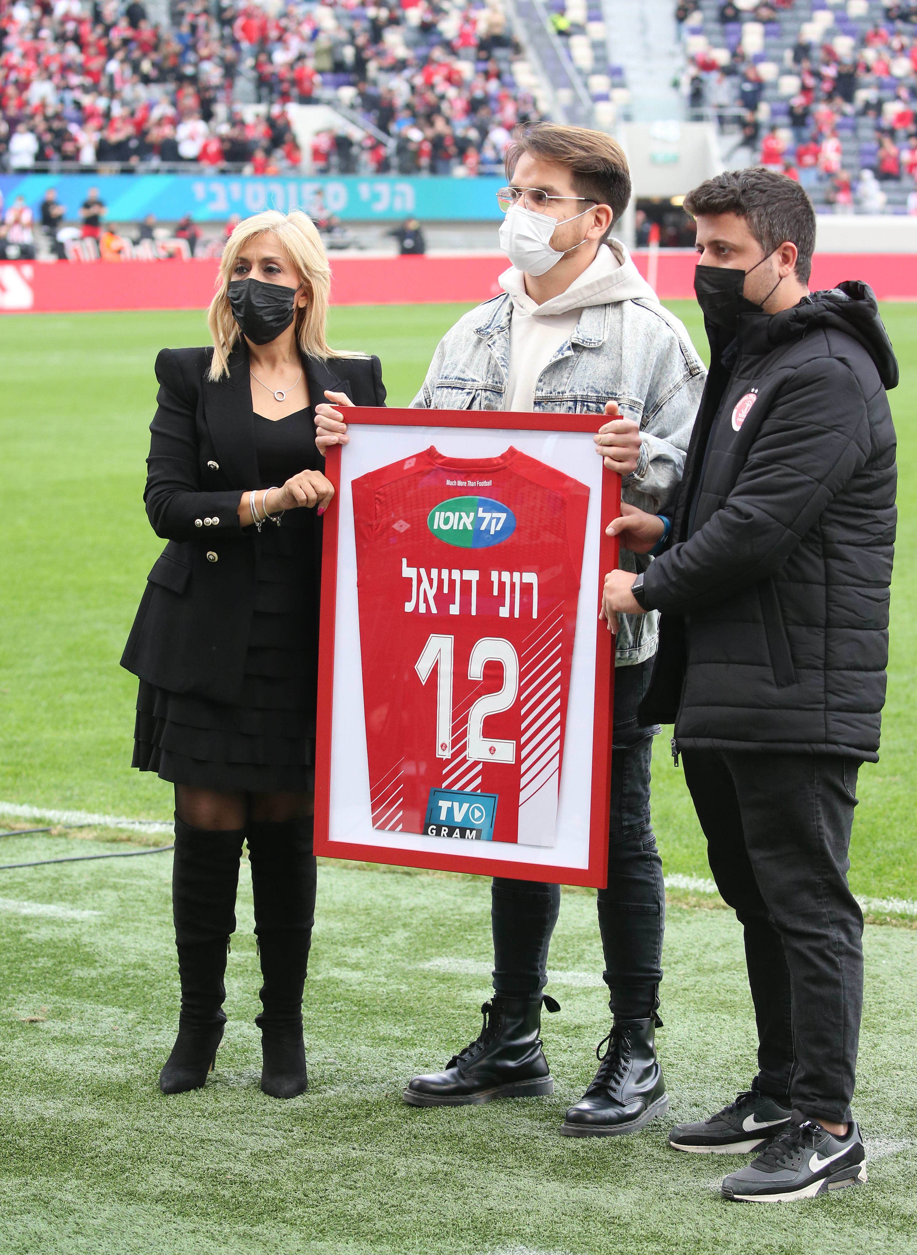 טקס של הפועל תל אביב לזכרו של רוני דניאל, הדובר ארז נעמן, המנכ"לית אודליה פרידמן