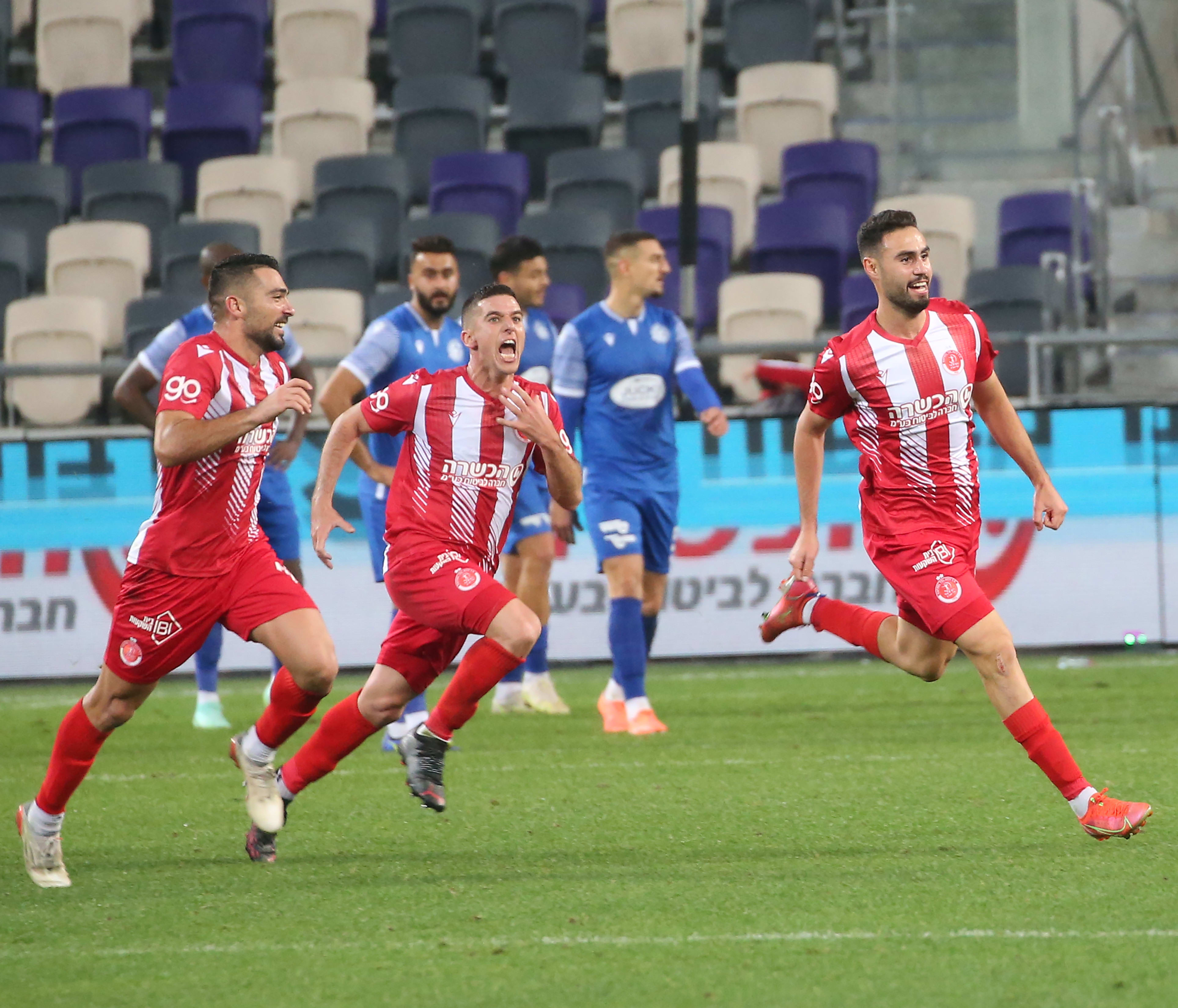 שחקני הפועל תל אביב שי אליאס, עידן ורד חוגגים עם יואב תומר נגד מכבי פתח תקוה
