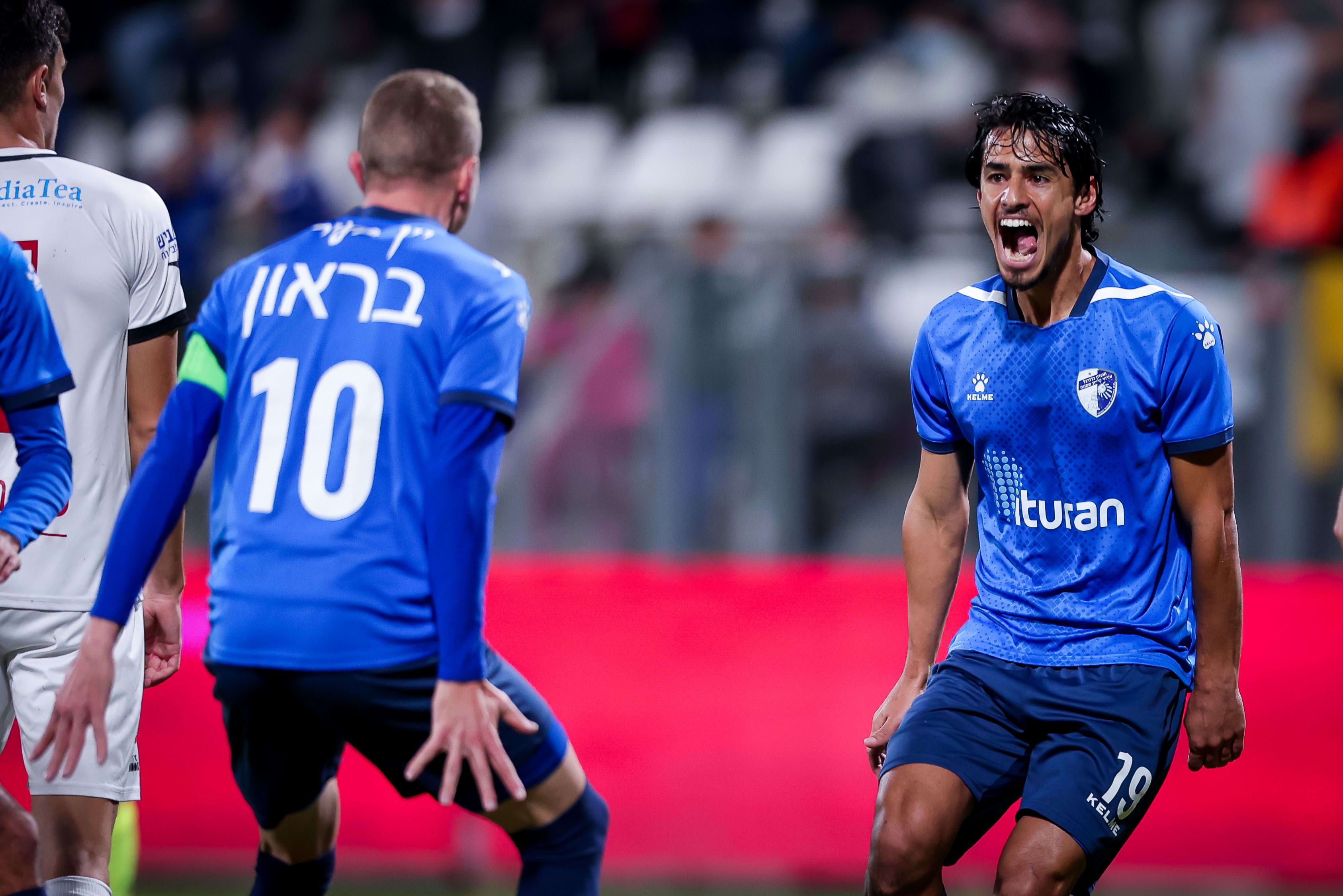 רועי קהת שחקן עירוני קרית שמונה חוגג שער