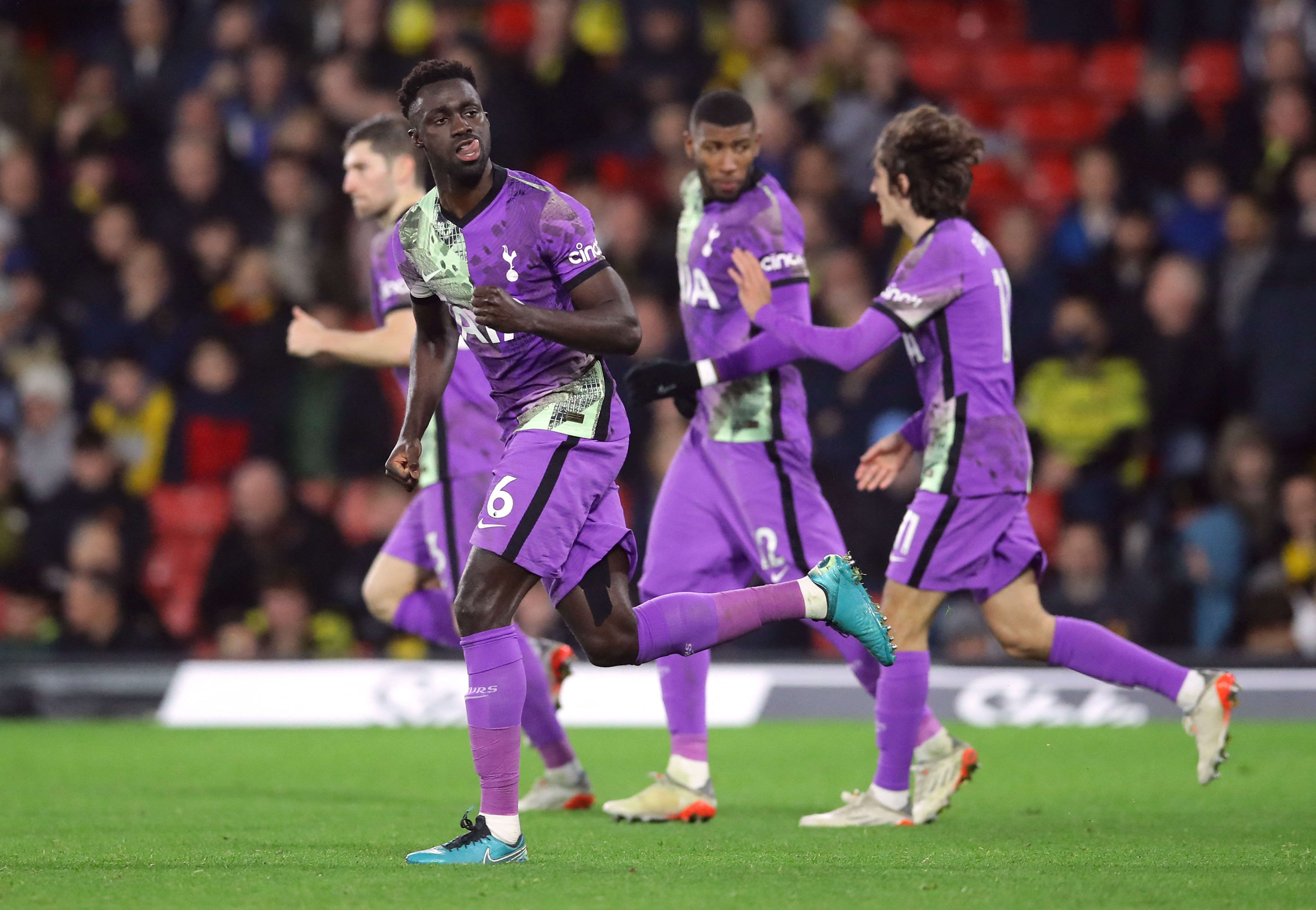 דבינסון סאנצ'ס ושחקני טוטנהאם חוגגים