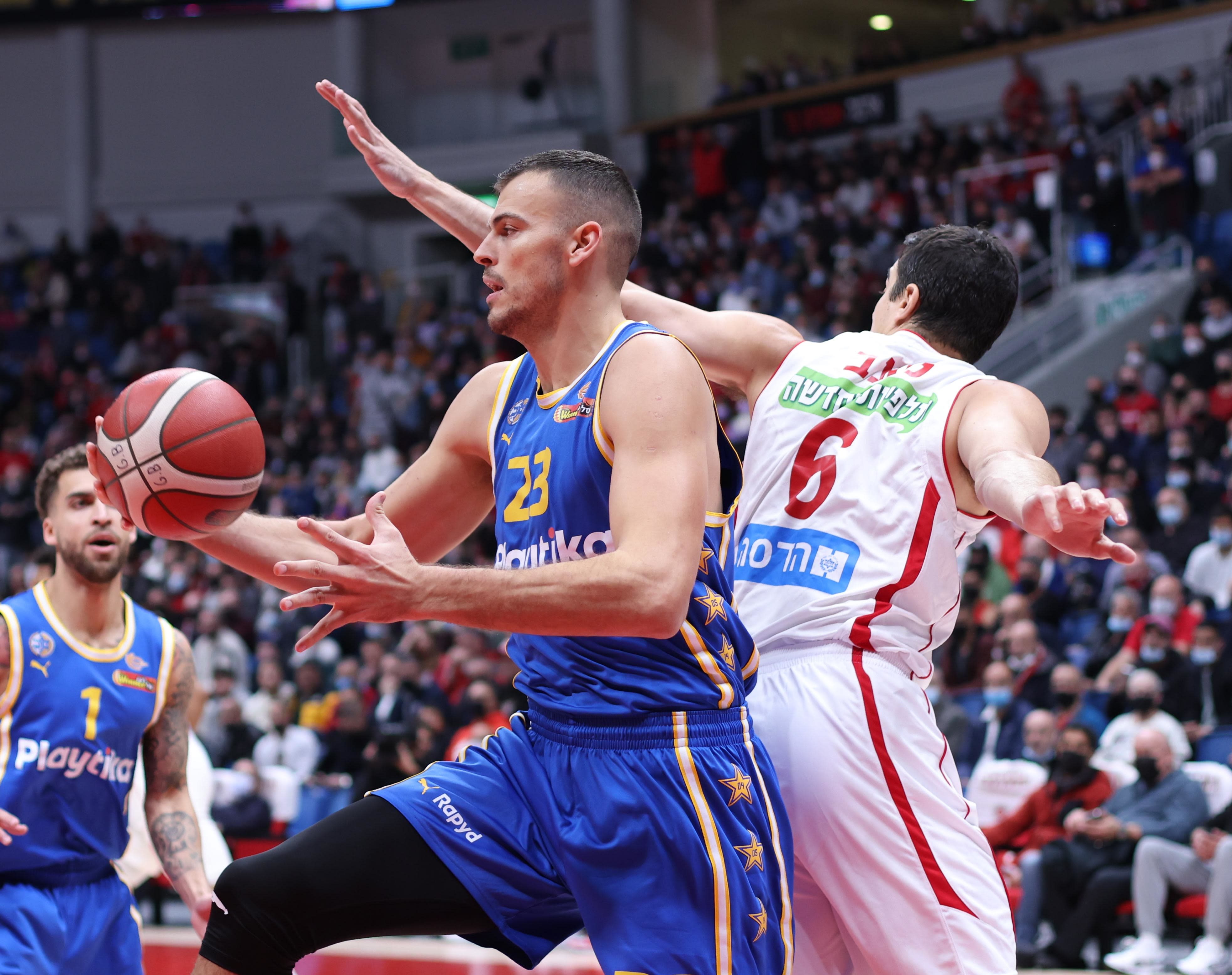 אנטה ז'יז'יץ' שחקן מכבי תל אביב לפני איתי שגב שחקן הפועל ירושלים