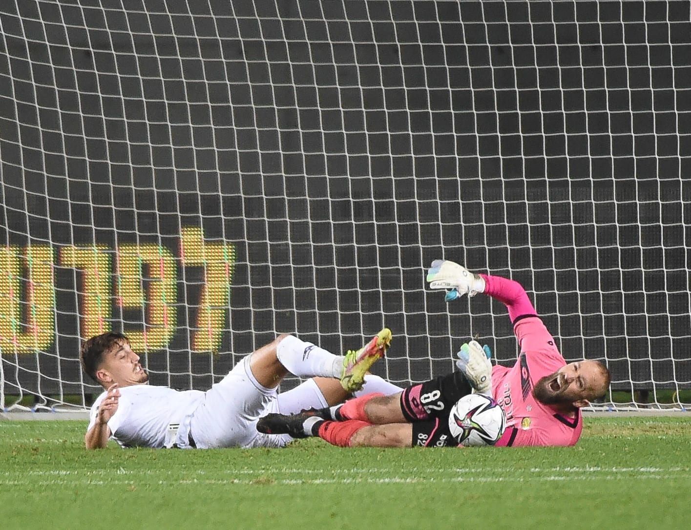 שוער מכבי נתניה דני עמוס מול שחקן בית"ר ירושלים, ירדן שועה
