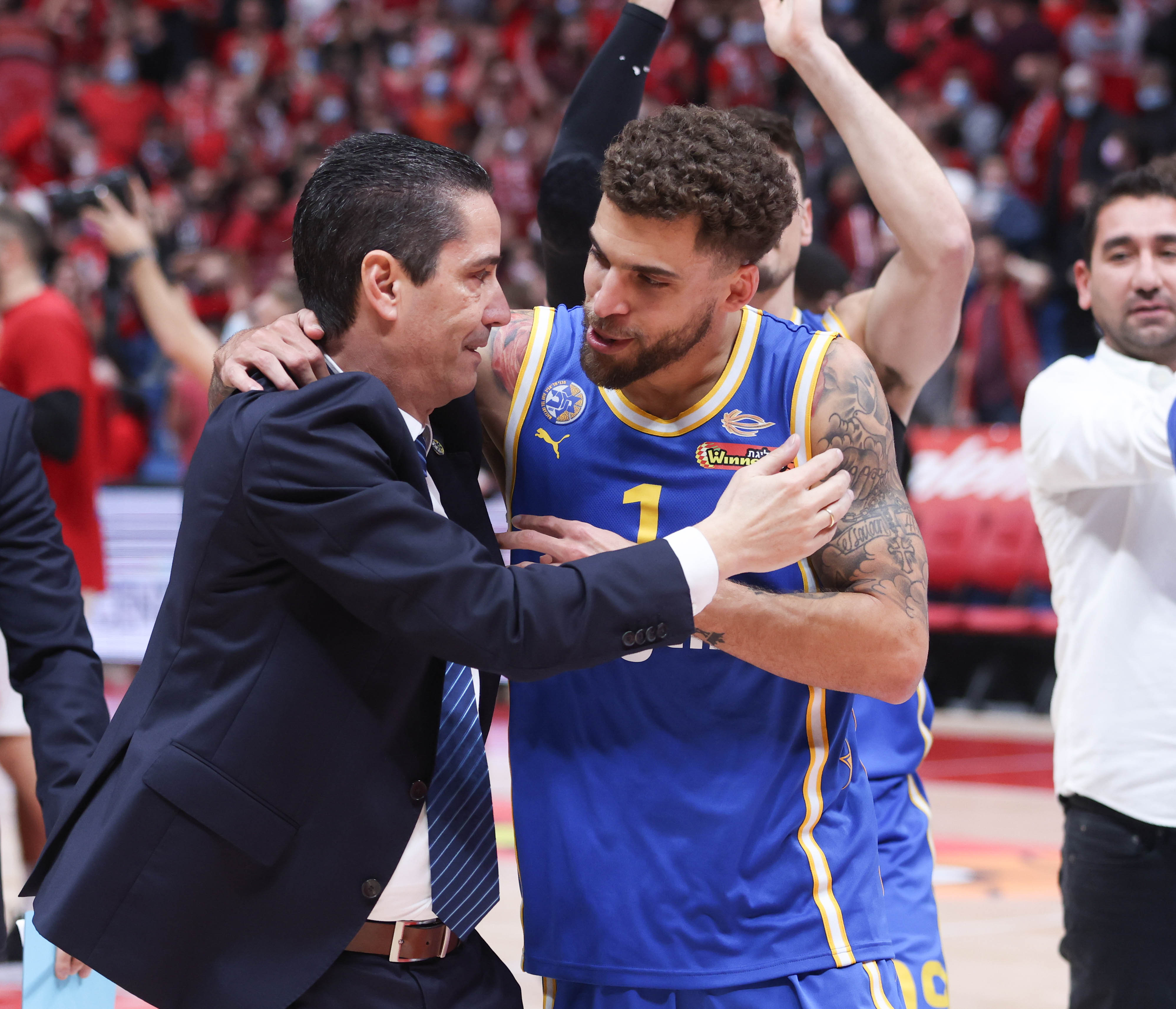 יאניס ספרופולוס מאמן מכבי תל אביב עם סקוטי ווילבקין