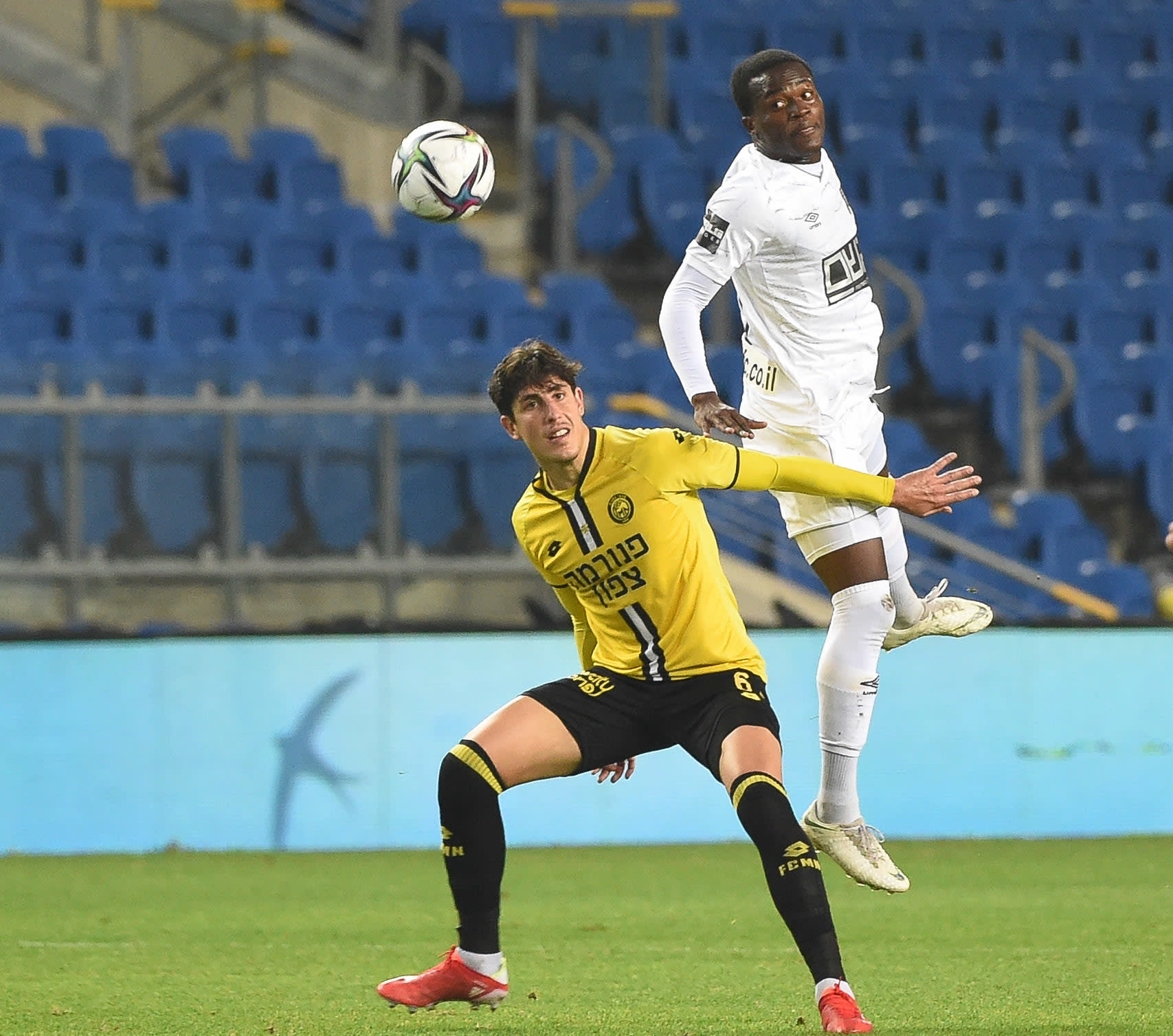 שחקן בית"ר ירושלים חלואפילו פלייטר, מול שחקן מכבי נתניה, עומרי גנדלמן