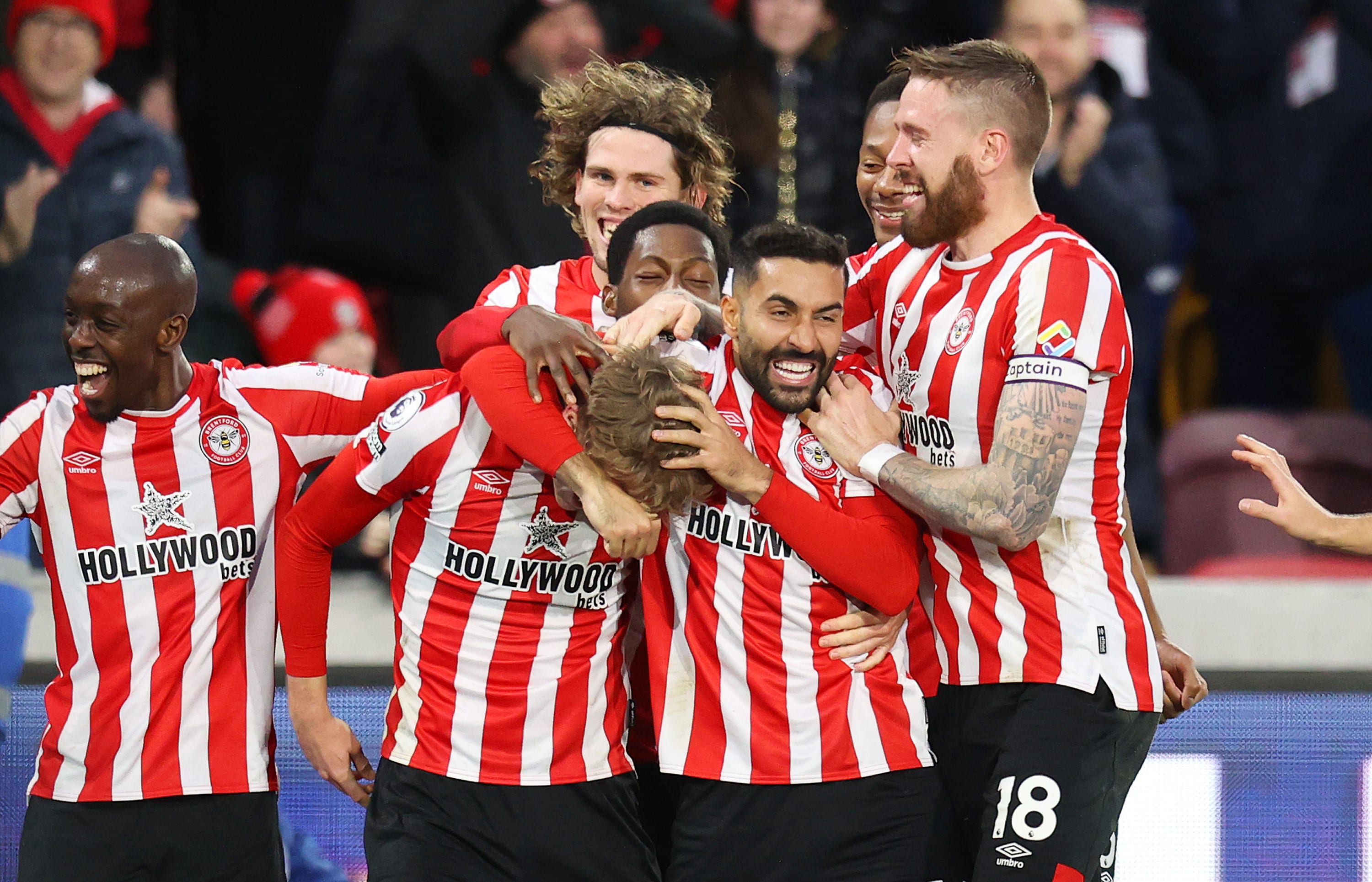 שחקני ברנטפורד חוגגים