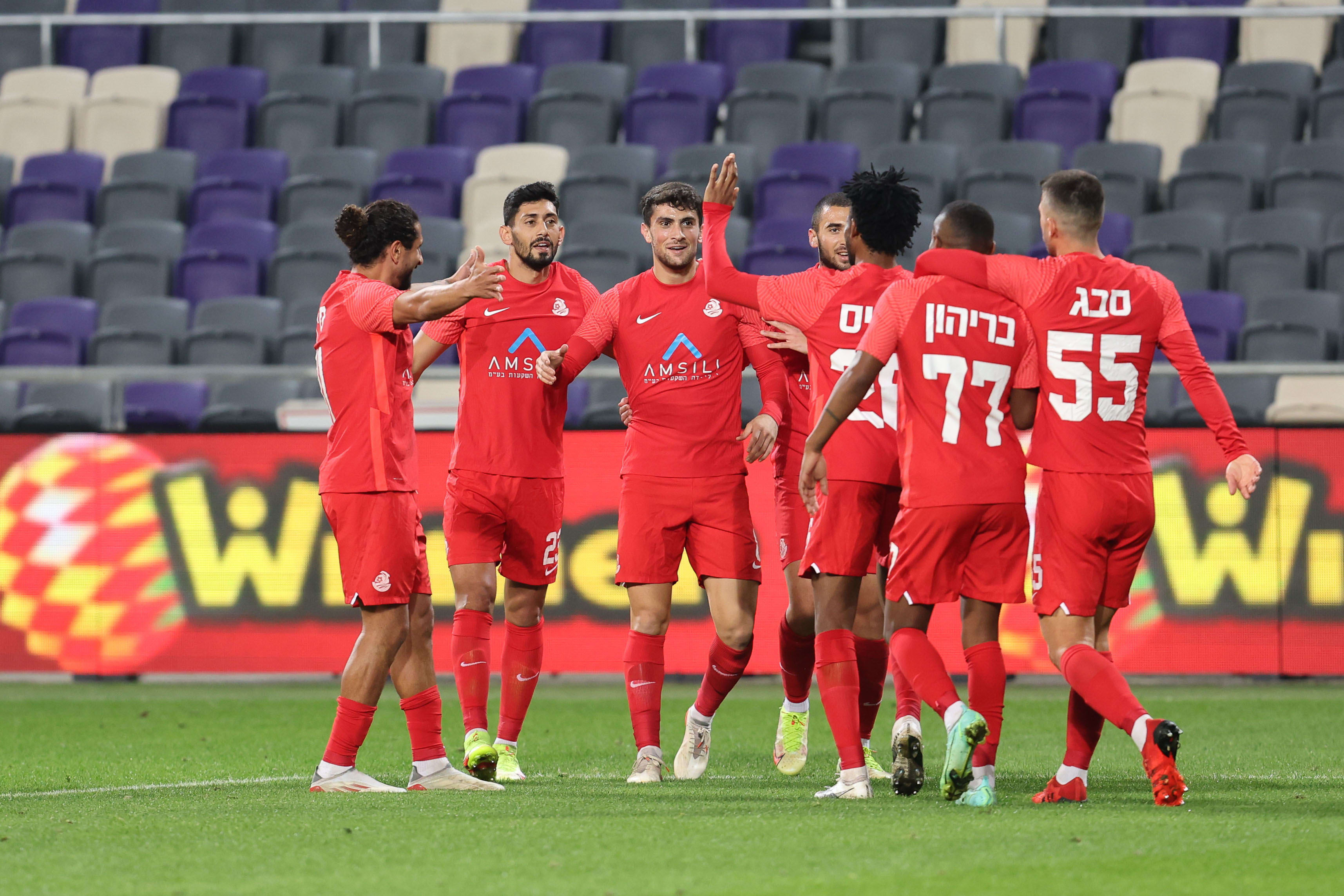 שחקני מ.ס. אשדוד חוגגים שער של מוחמד כנעאן נגד הפועל נוף הגליל