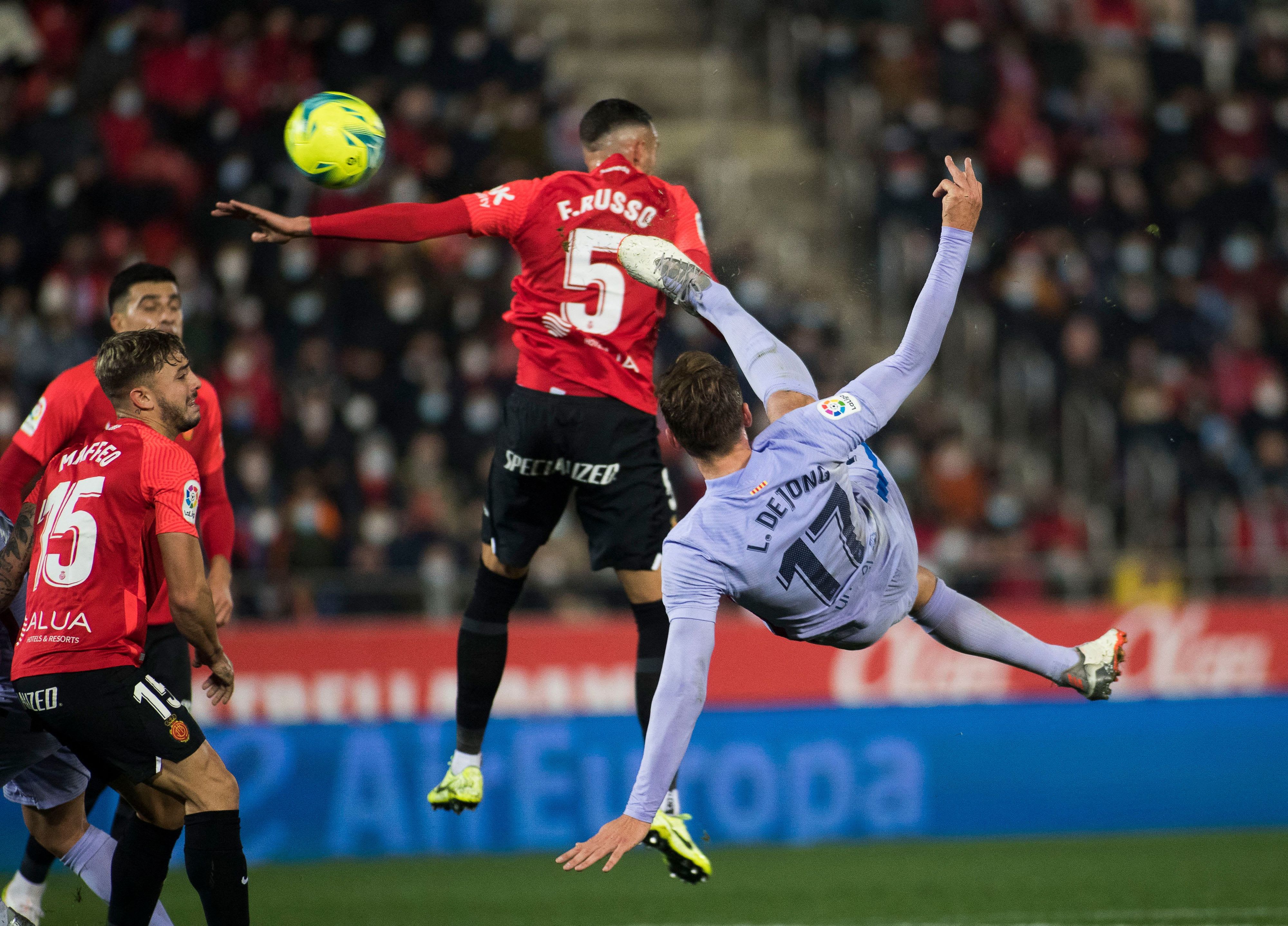 חלוץ ברצלונה לוק דה יונג בועט במספרת נגד מאיורקה