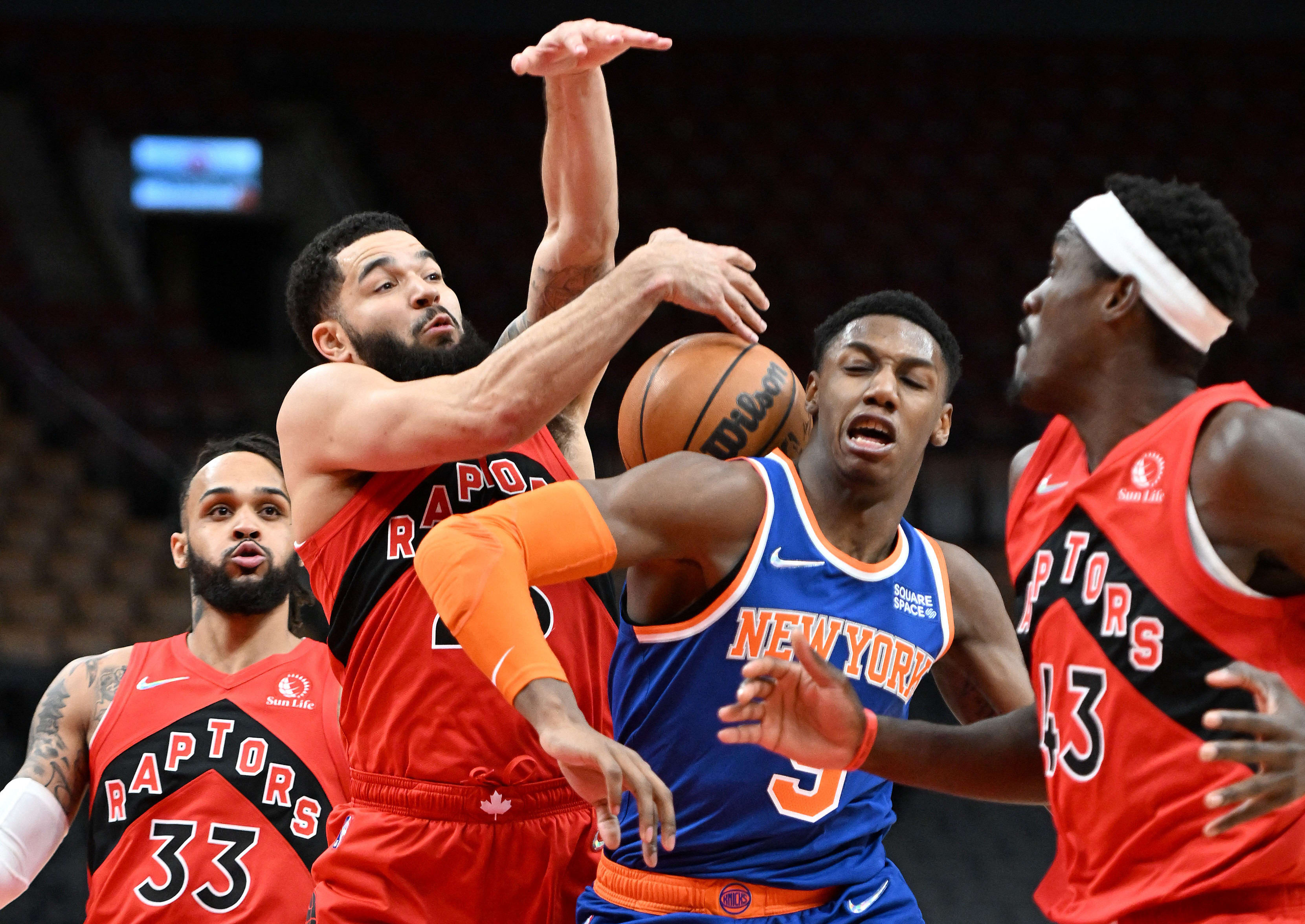 פרד ואנווליט, טורונטו ראפטורס, חוסם את אר ג'יי בארט, ניו יורק ניקס