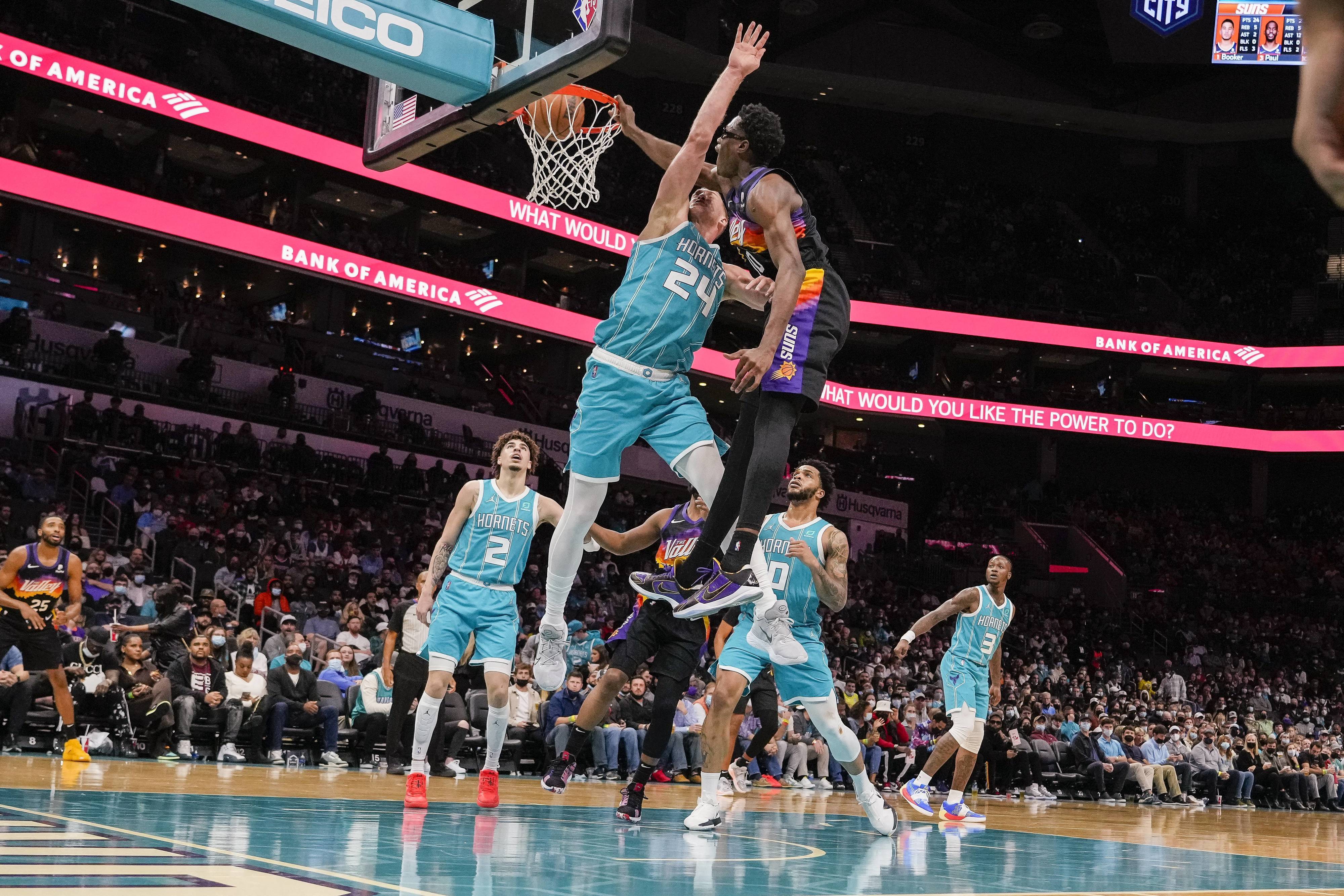 ג'יילן סמית, שחקן פיניקס סאנס מטביע מול שארלוט