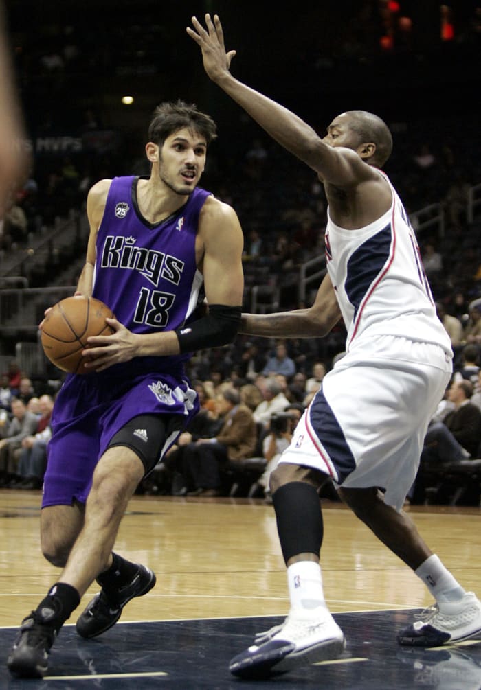 עמרי כספי שחקן סקרמנטו קינגס מול ג'מאל קרופורד שחקן אטלנטה הוקס