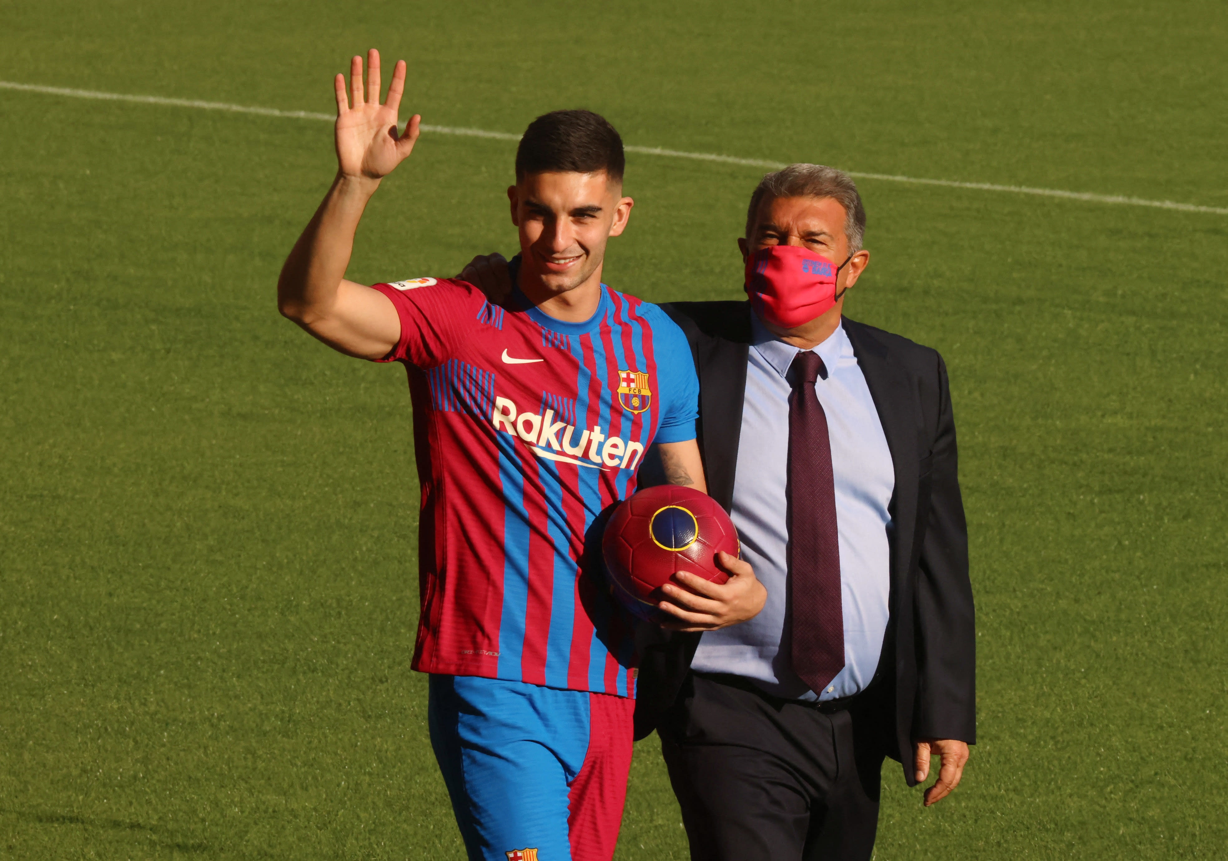 פראן טורס מוצג בברצלונה, לצד נשיא המועדון ז'ואן לאפורטה