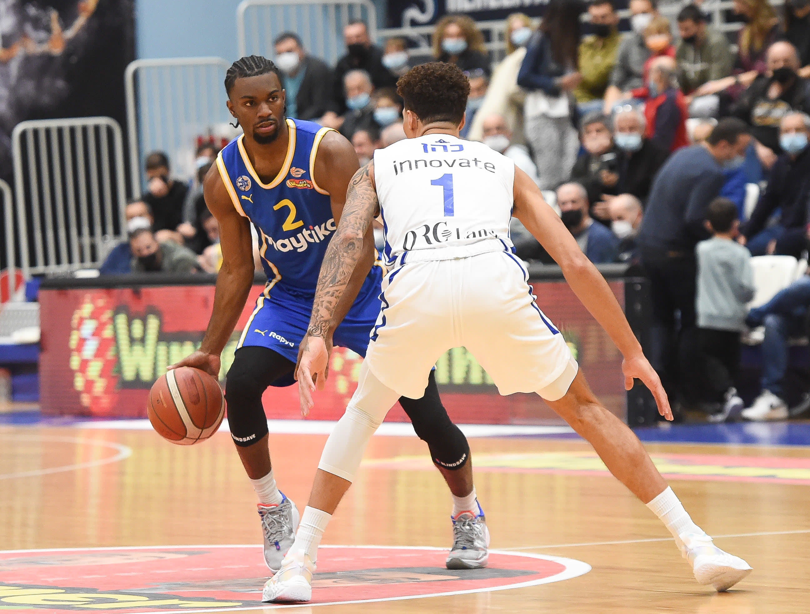 שחקן מכבי תל אביב קינן אוואנס מול שחקן בני הרצליה סנדי כהן