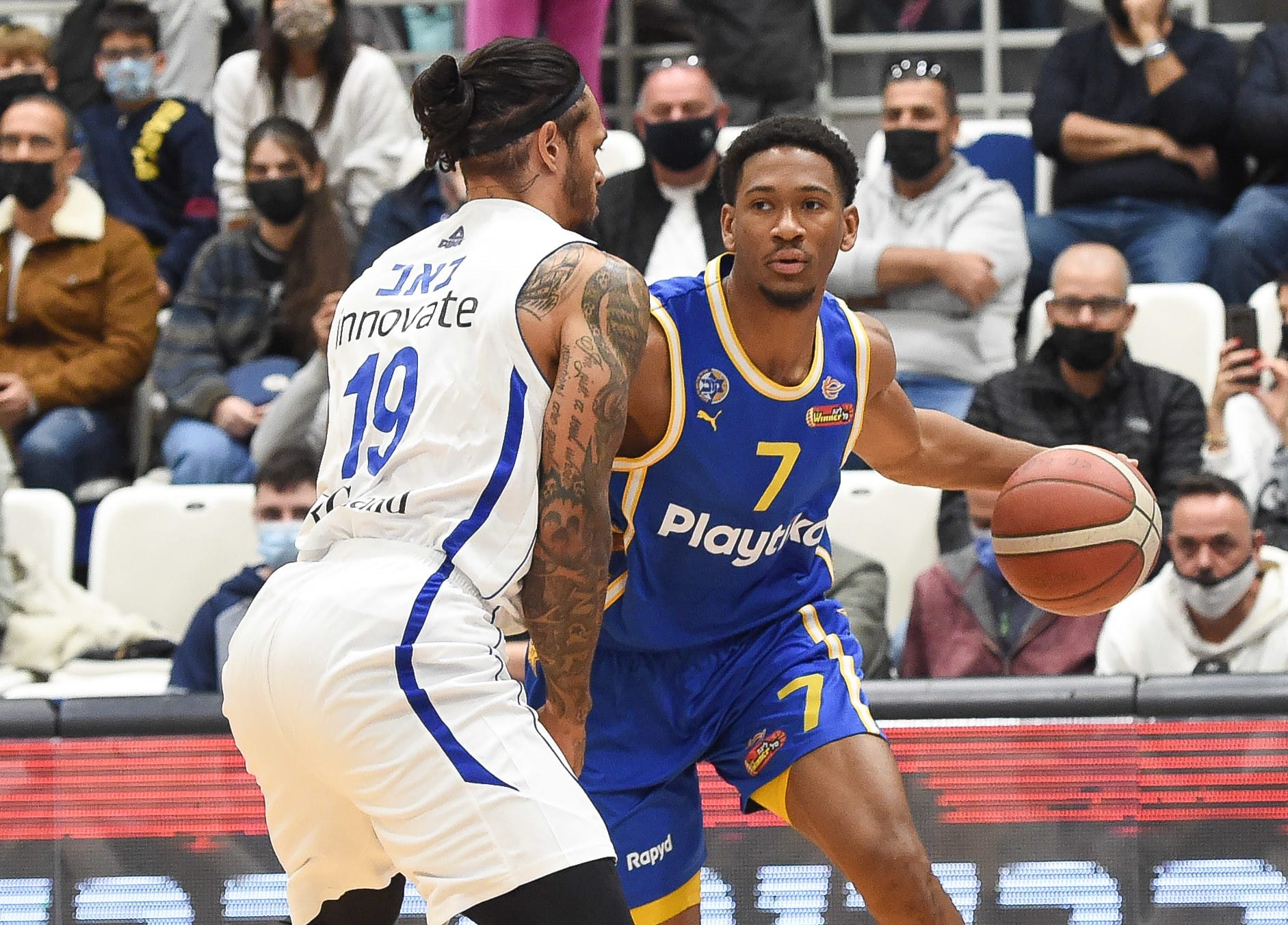 שחקן מכבי תל אביב קמרון טיילור מול שחקן בני הרצליה כריס באב