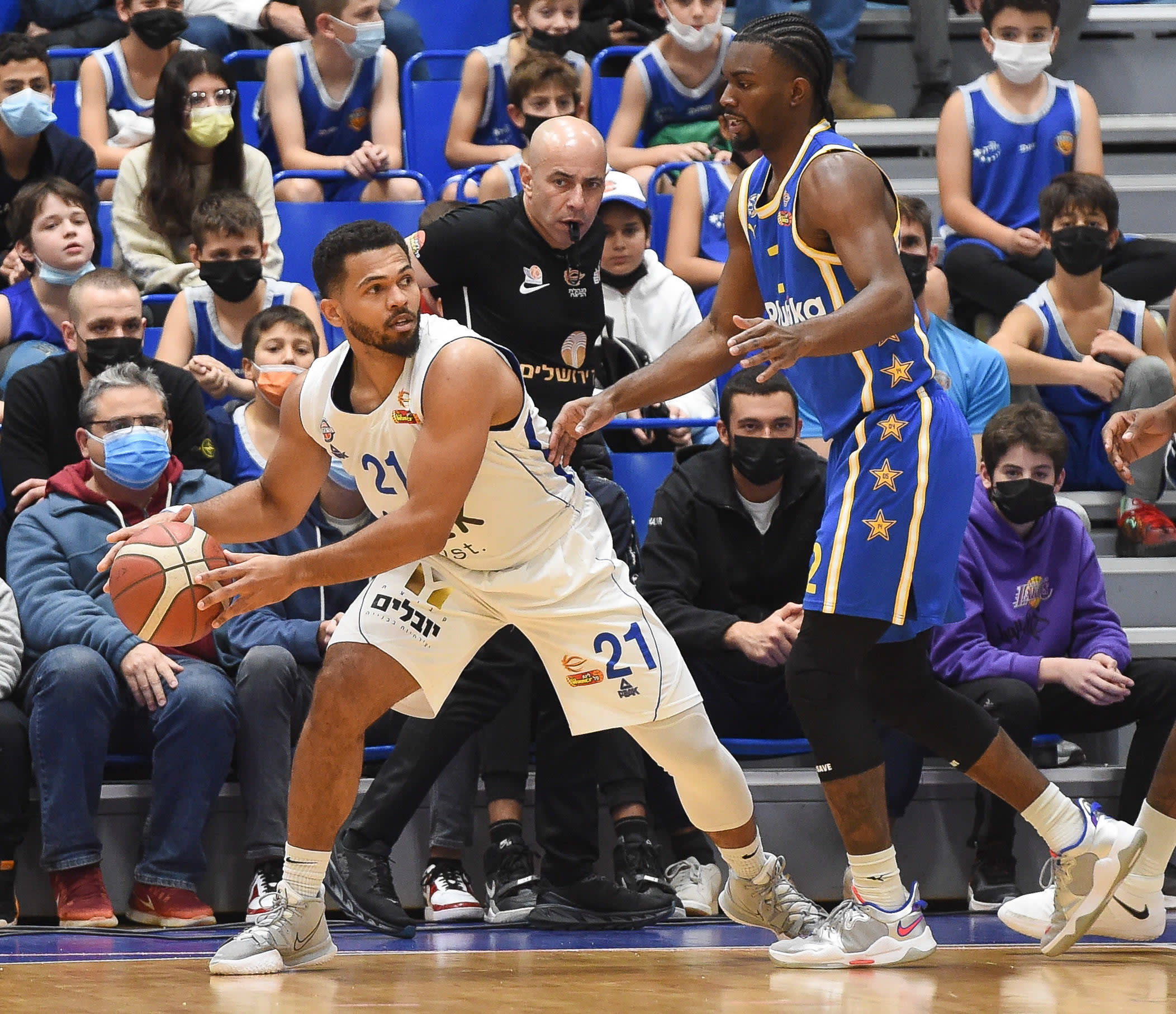 שחקן בני הרצליה קווינטון הוקר מול שחקן מכבי תל אביב קינן אוואנס