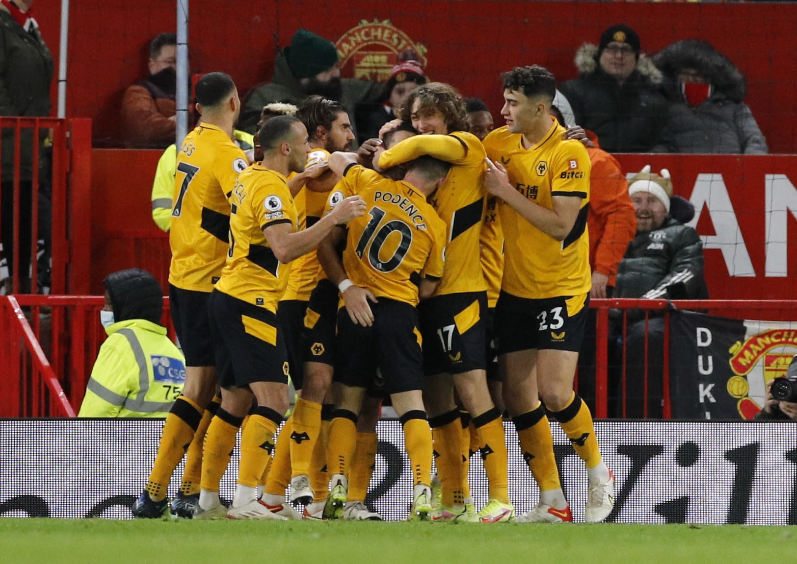 שחקני וולבס חוגגים