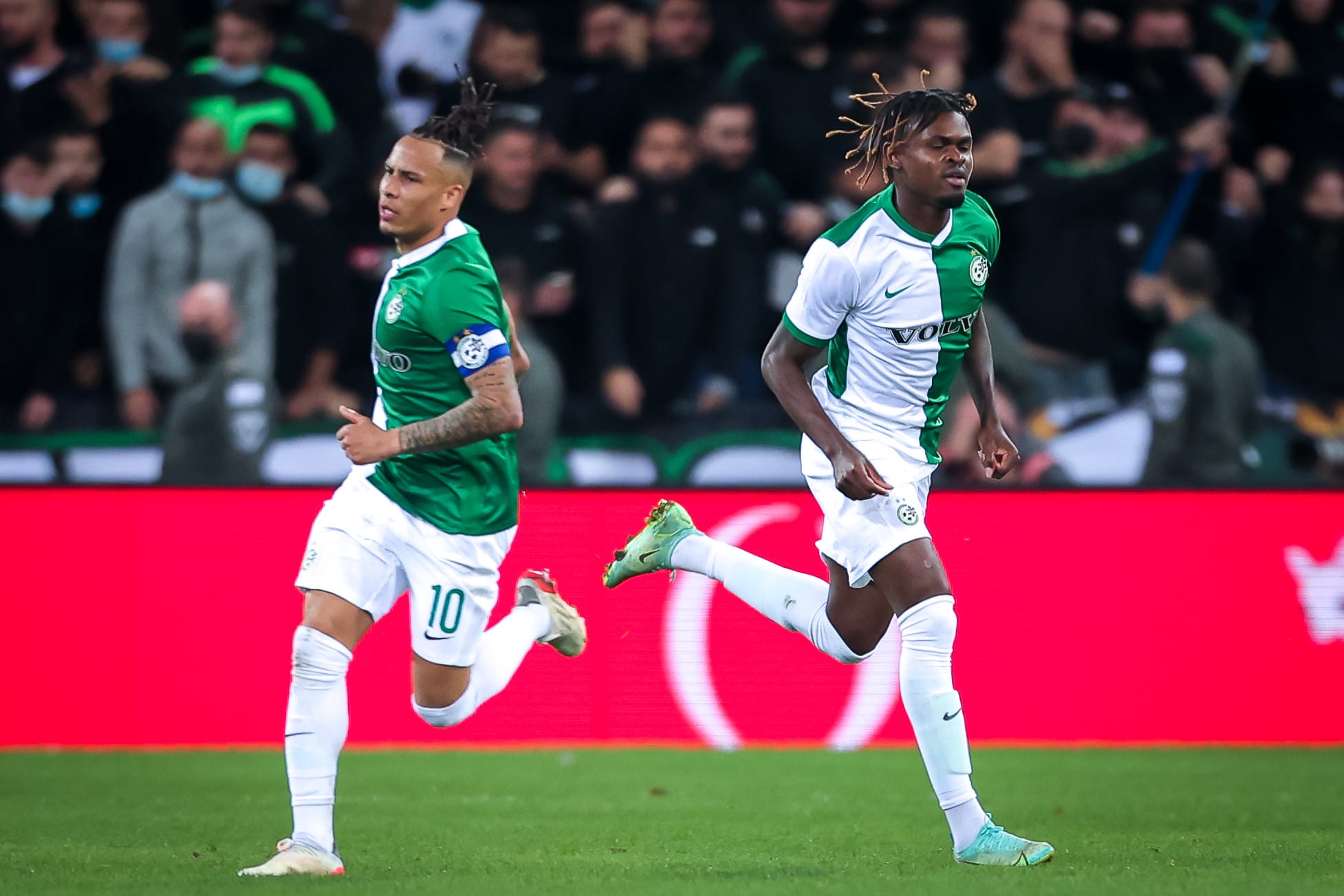 גודסוויי דוניו שחקן מכבי חיפה עם צ'ארון שרי