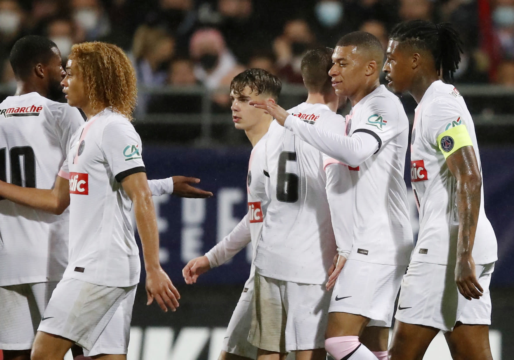 שחקני פריז סן ז'רמן חוגגים עם קיליאן אמבפה