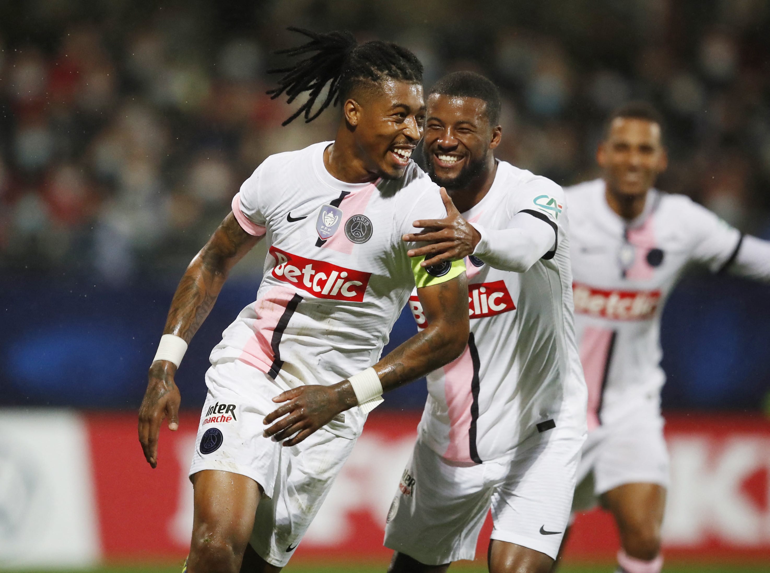 פרסנל קימפמבה שחקן פריז סן ז'רמן חוגג שער