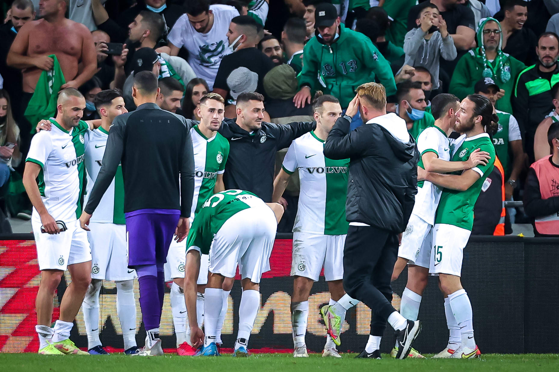 שחקני מכבי חיפה חוגגים