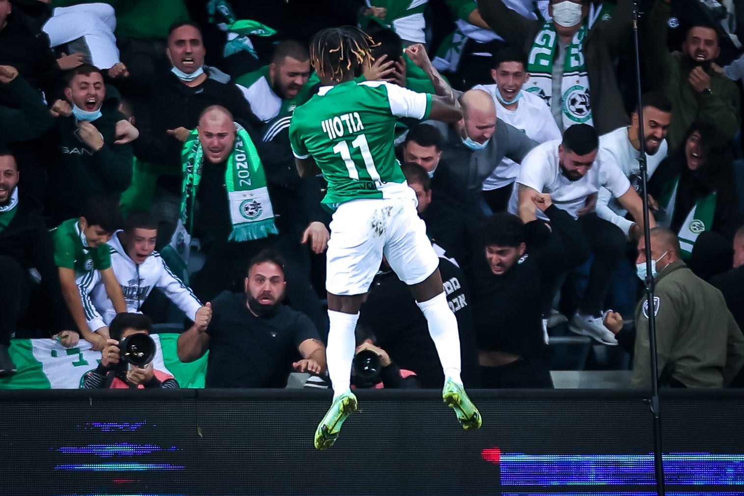 גודסוויי דוניו שחקן מכבי חיפה עם צ'ארון שרי, עומר אצילי