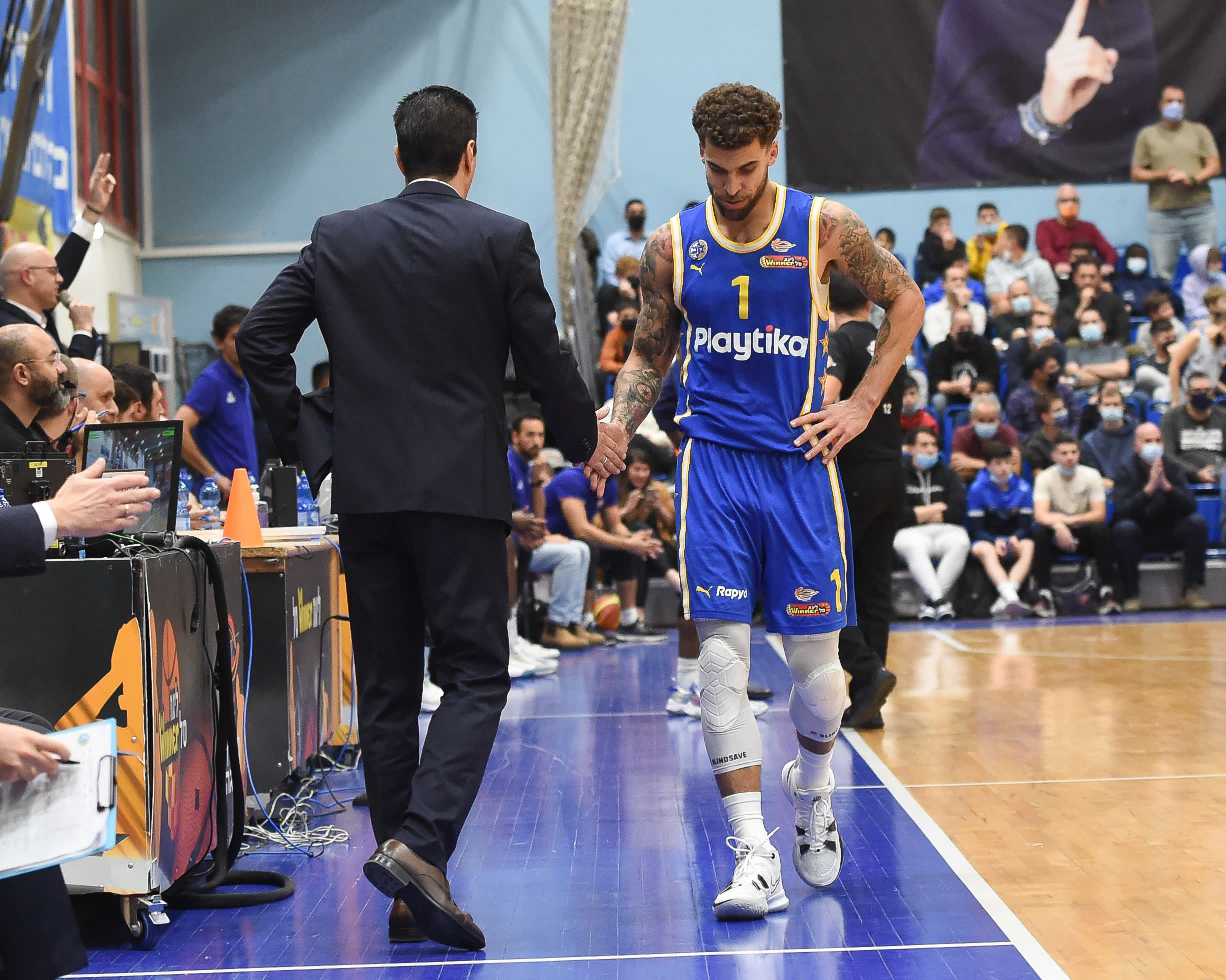 שחקן מכבי תל אביב סקוטי ווילבקין עם יאניס ספרופולוס