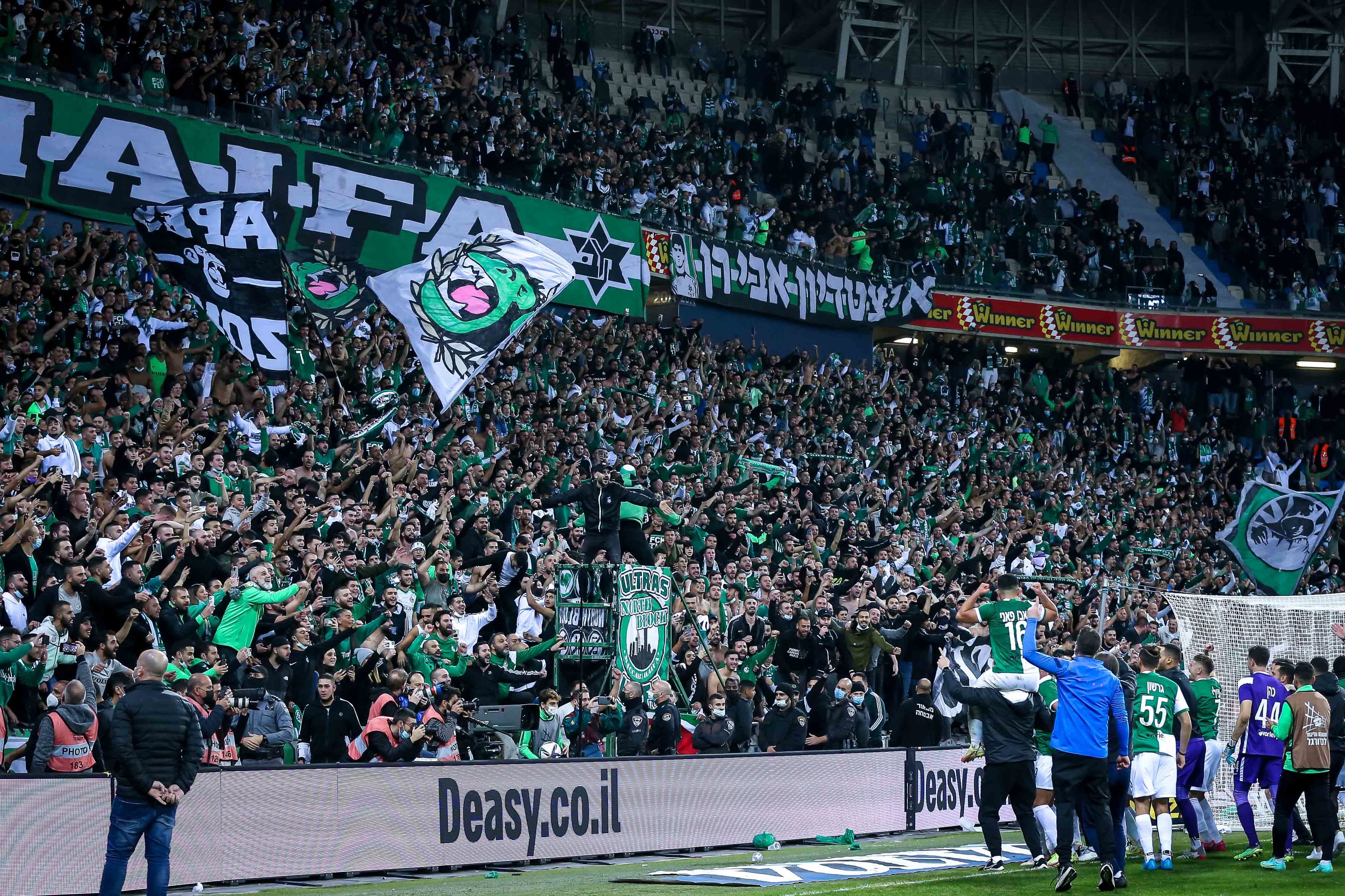 אוהדי מכבי חיפה חוגגים