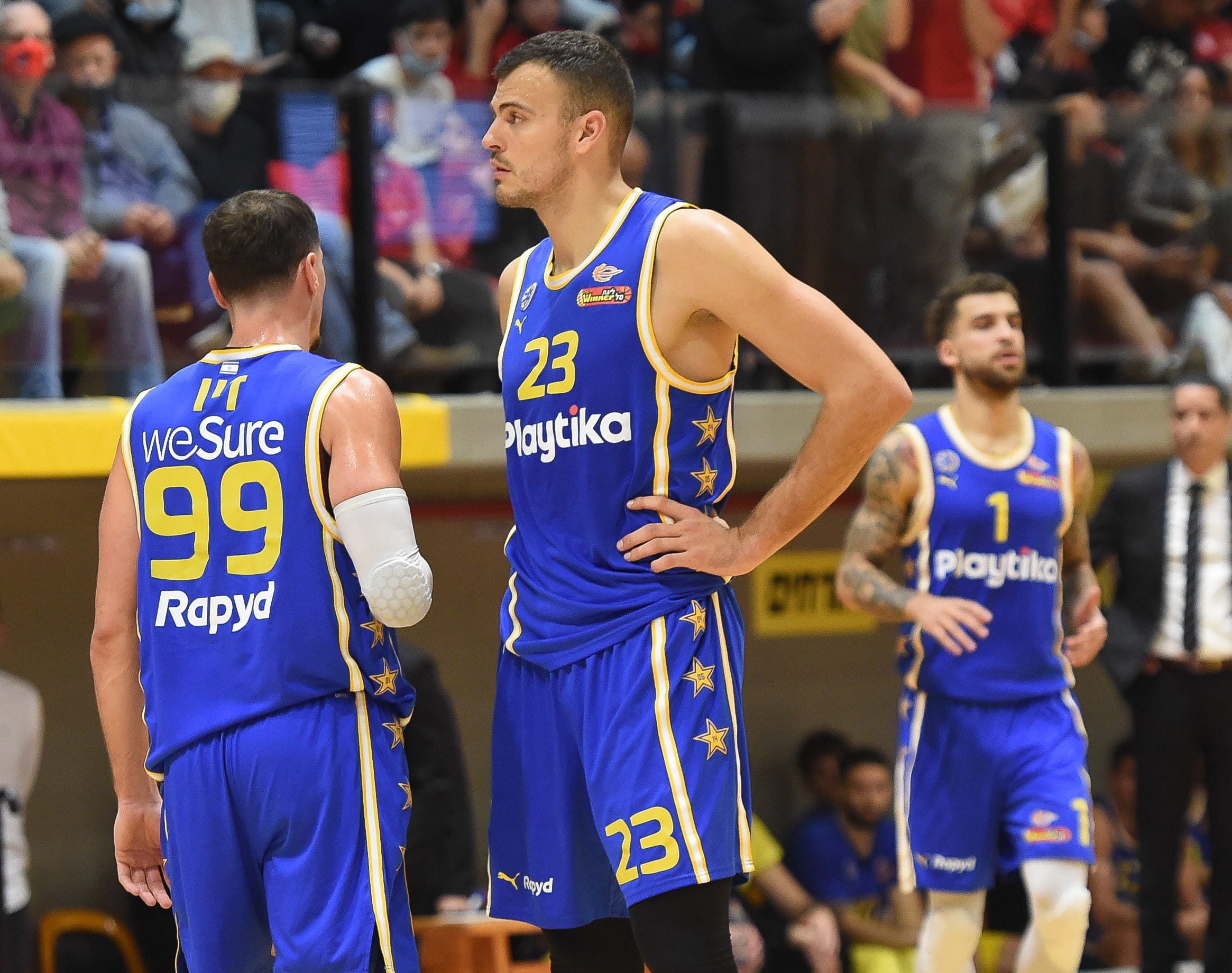 שחקן מכבי תל אביב אנטה ז'יז'יץ' עם סקוטי ווילבקין, יפתח זיו