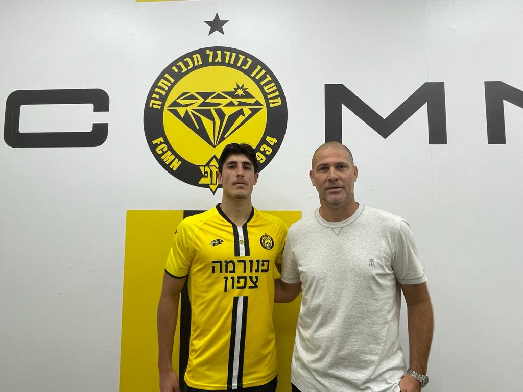 עומרי גנדלמן שחקן מכבי נתניה, לצד סוכנו אבי נמני