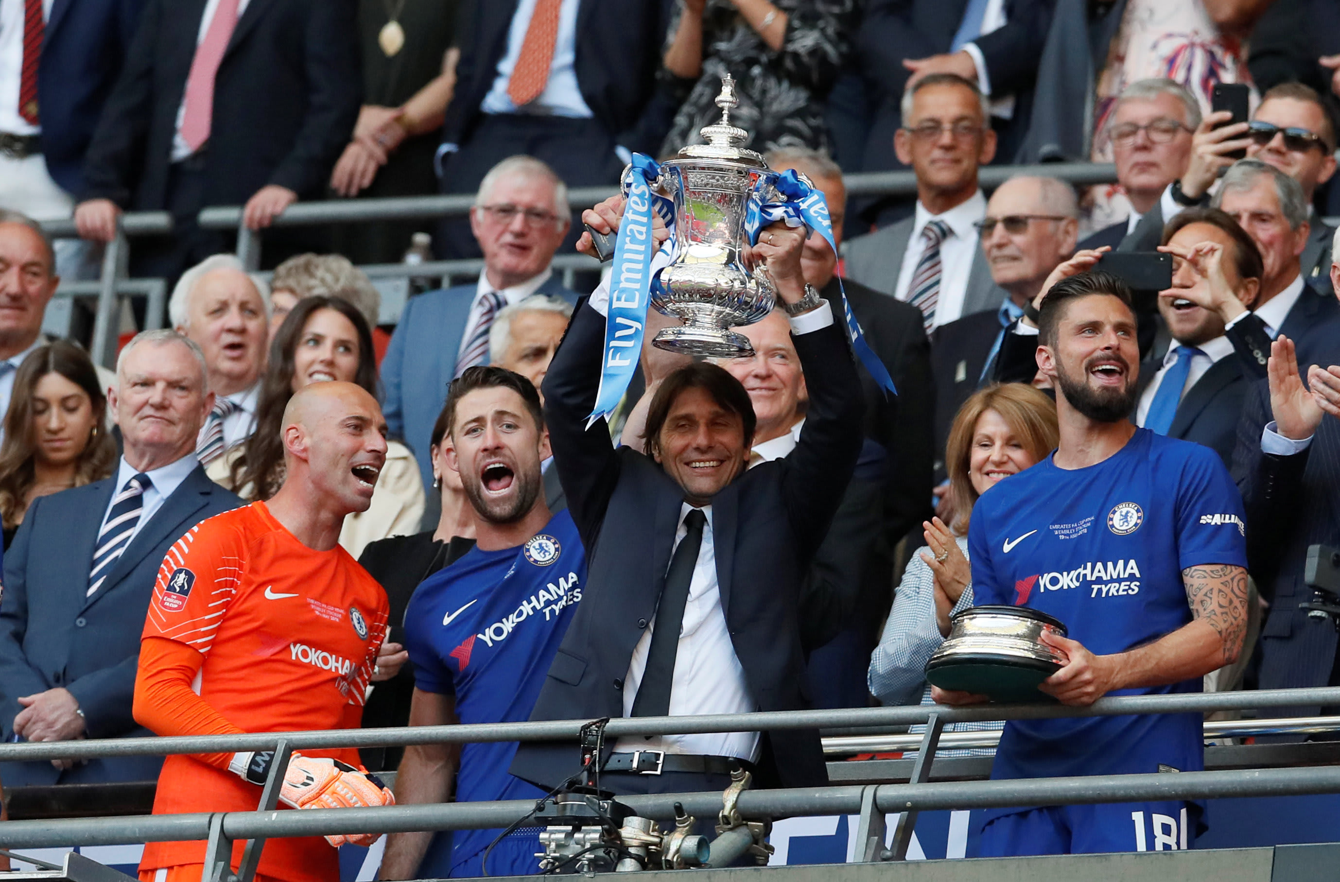 מאמן צ'לסי אנטוניו קונטה מניף את הגביע האנגלי