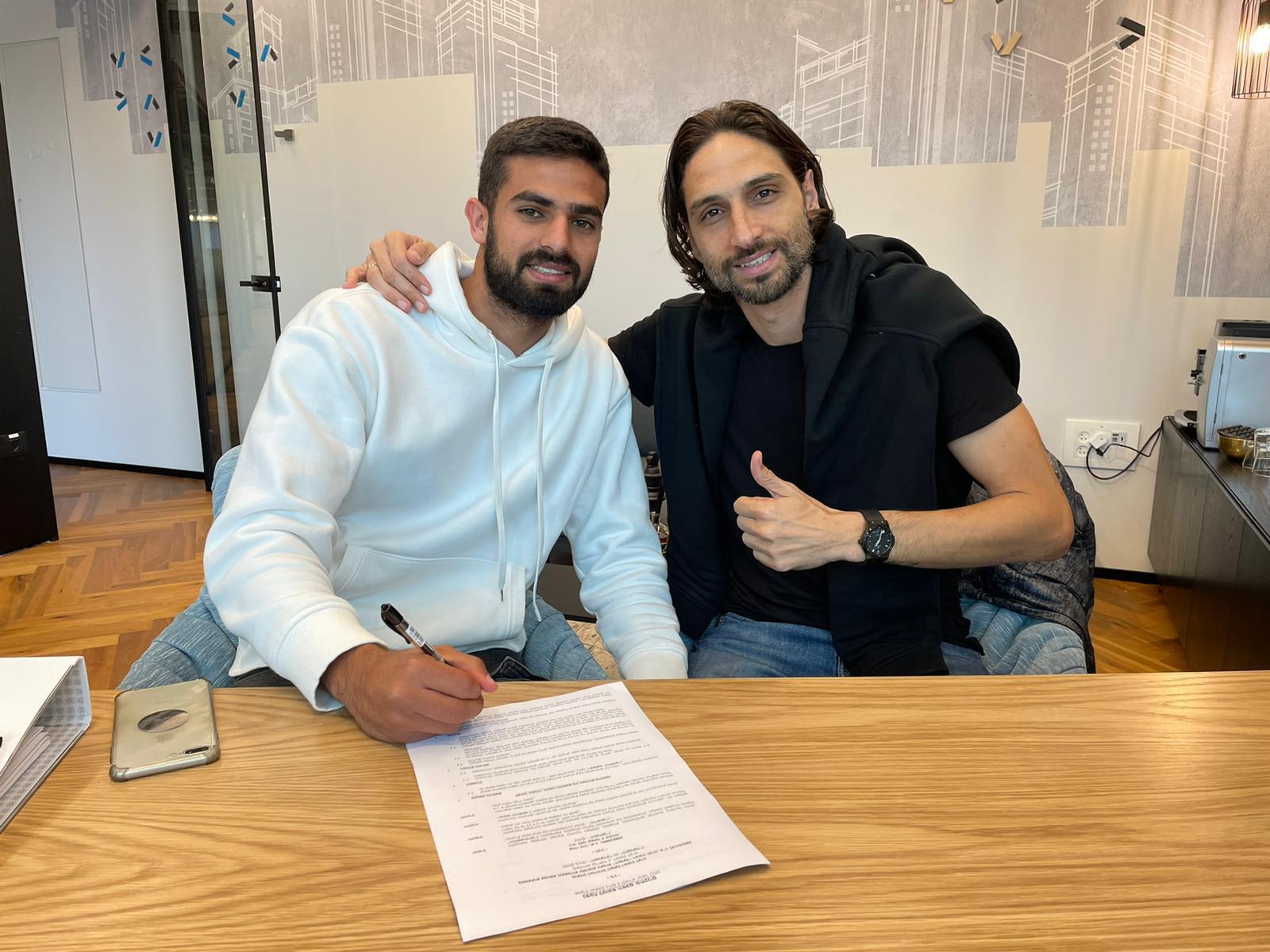 שחקן הפועל ראשון לציון אורי זוהר לצד סוכנו ברק בדש