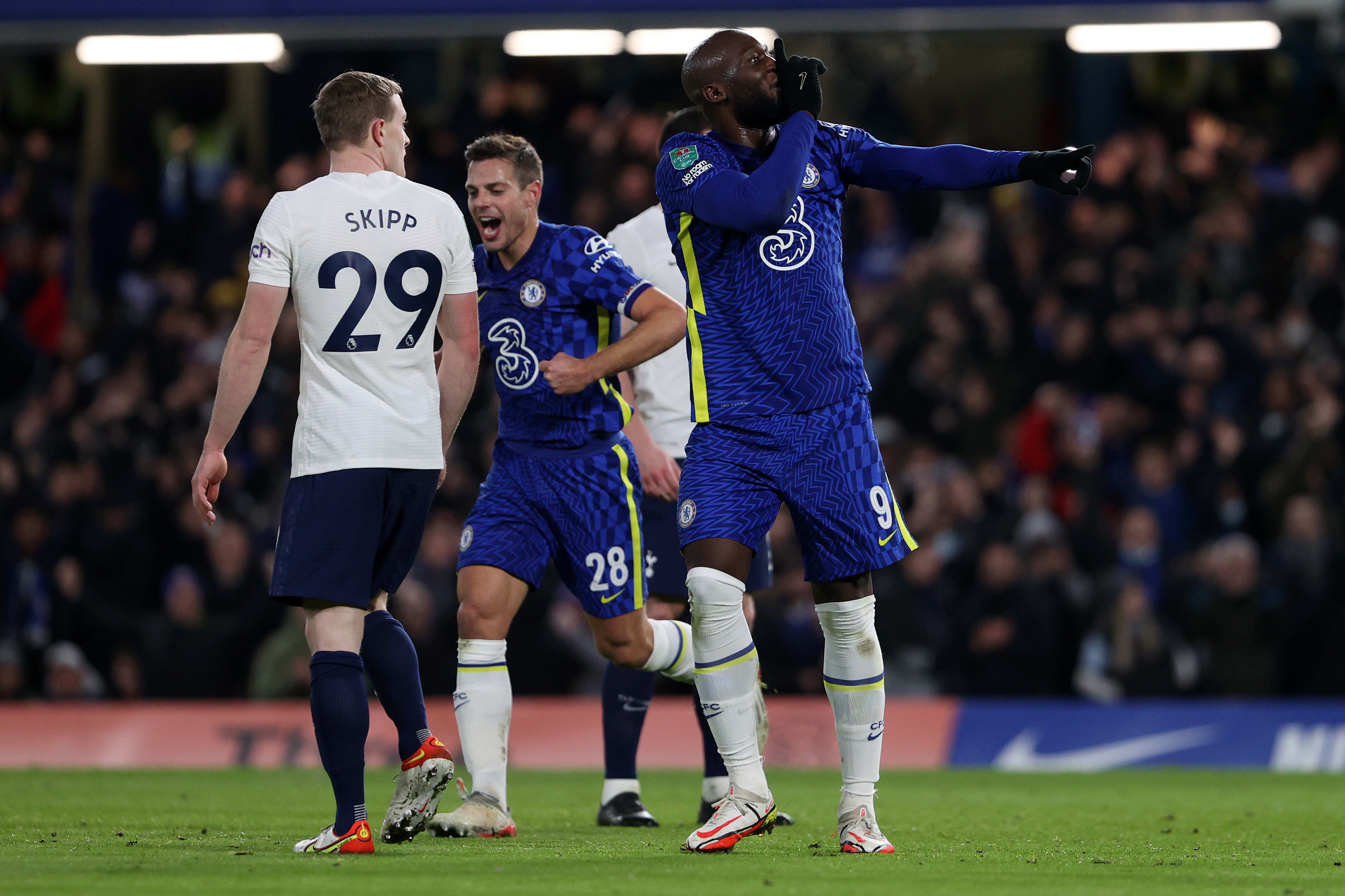 שחקן צ'לסי רומלו לוקאקו משתיק את אוהדי טוטנהאם באצטדיון סטמפורד ברידג'