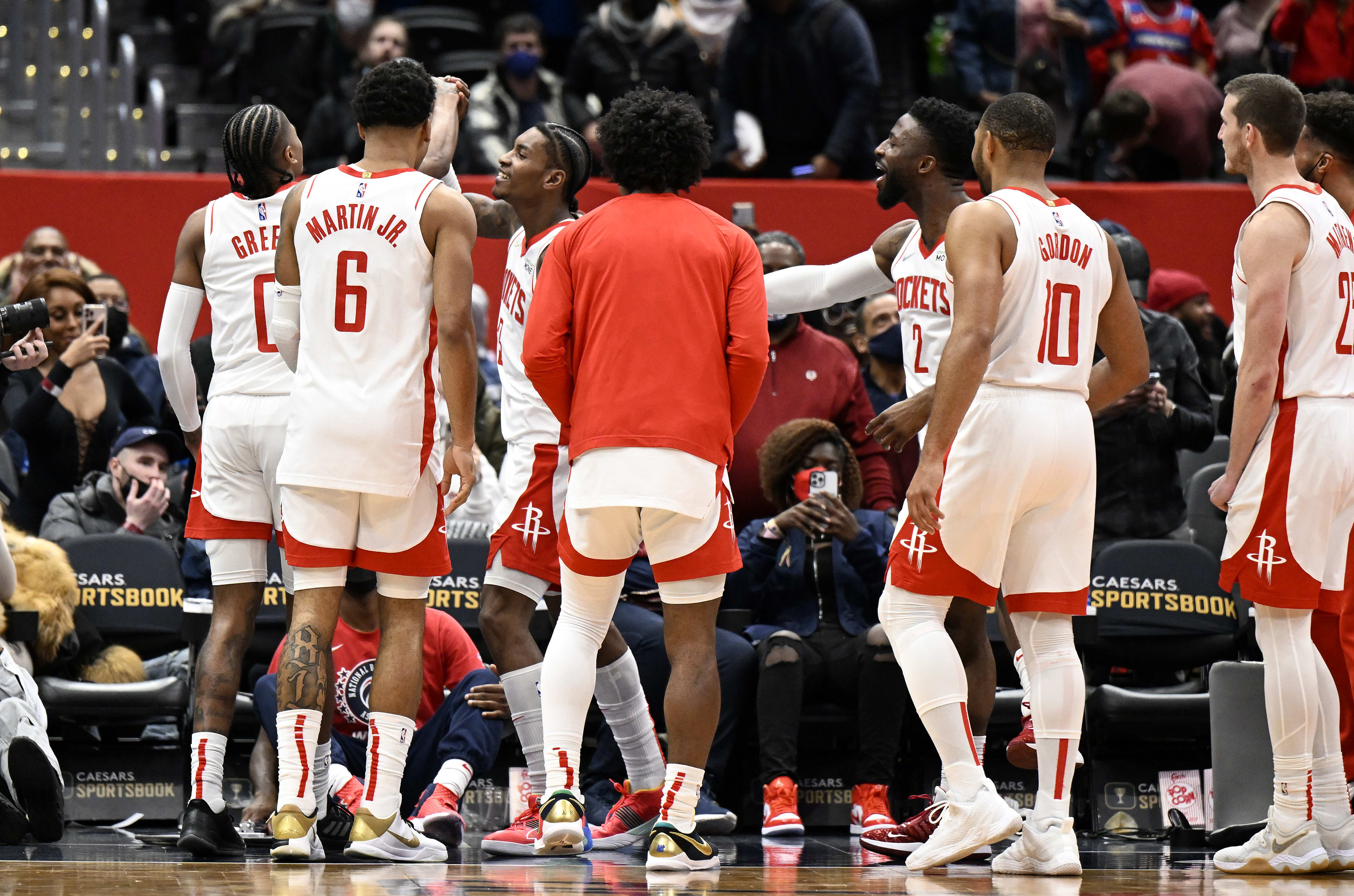 קווין פורטר ג'ונור חוגג סל ניצחון עבור יוסטון רוקטס