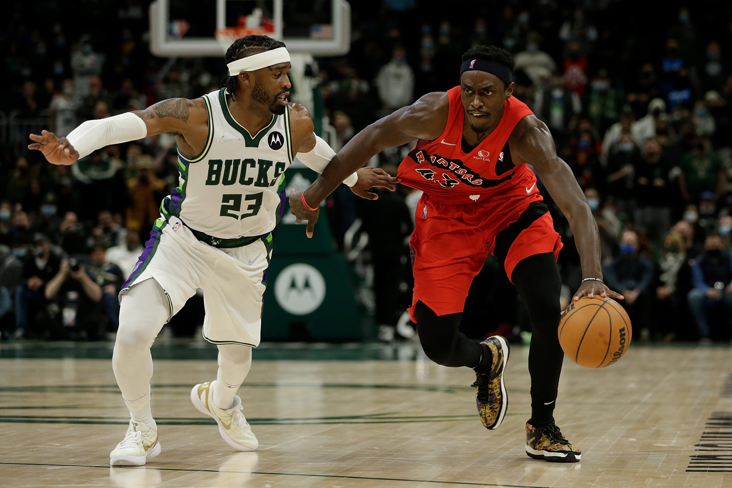 פסקל סיאקם שחקן טורונטו ראפטורס מול ווס מת'יוס שחקן מילווקי באקס