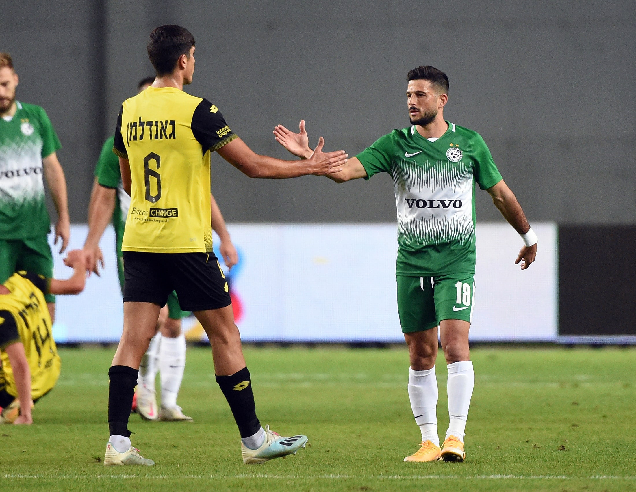 יובל אשכנזי שחקן מכבי חיפה עם עומרי גנדלמן שחקן מכבי נתניה